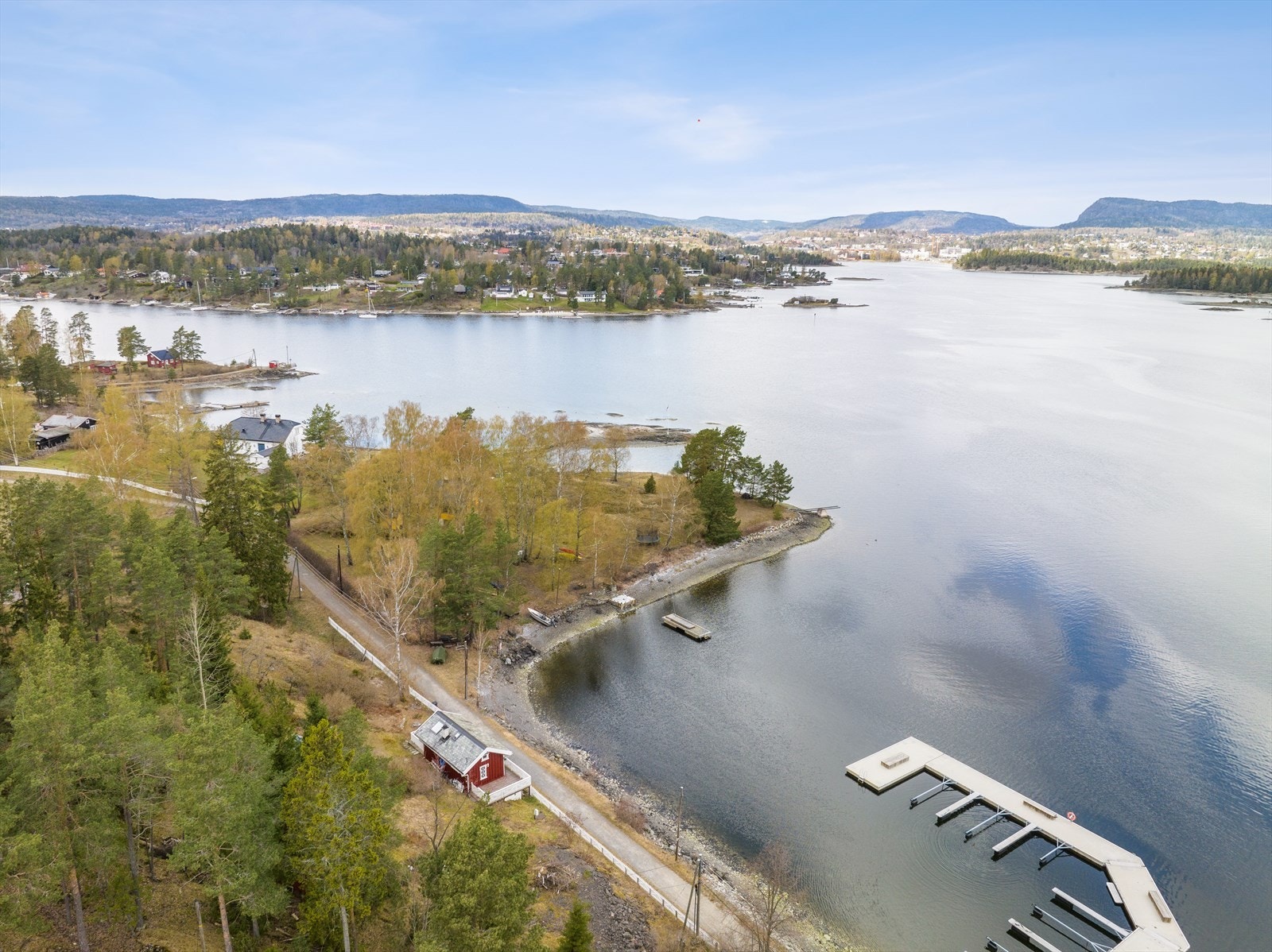 Ostsundveien 17 beriket med idyll, stillhet og ro, har gode solforhold og flott utsikt mot fjorden Galleribilde