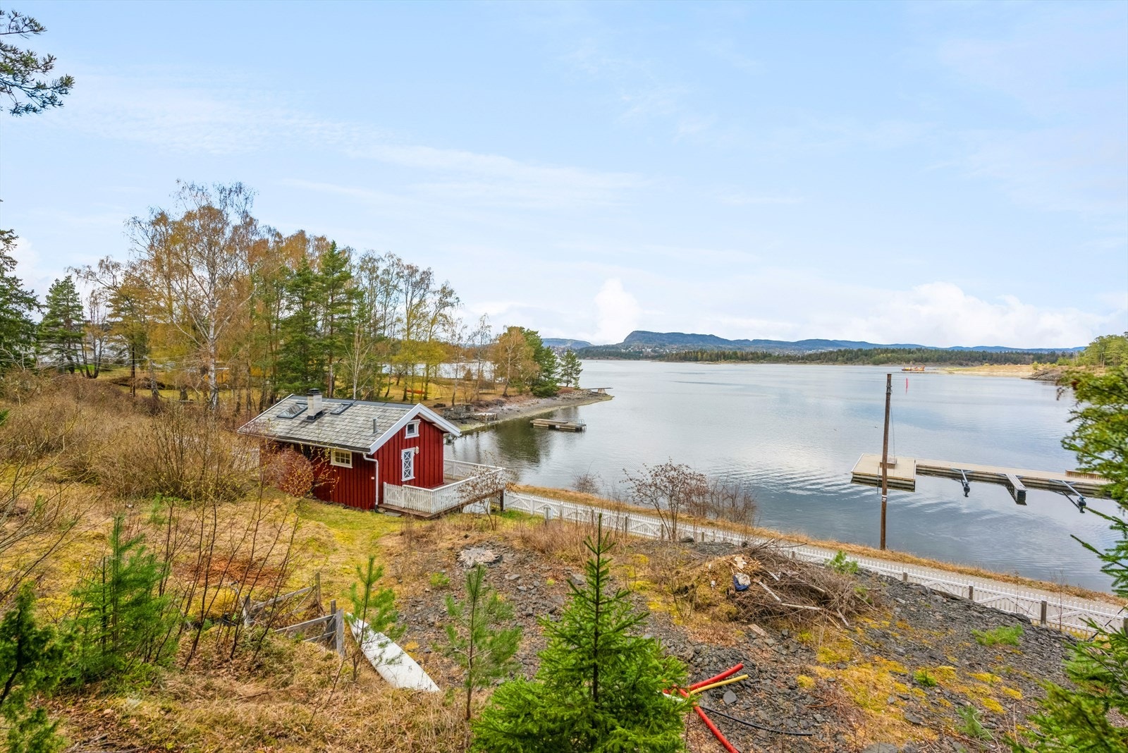 Brønnøya er et vakkert, attraktivt og mangfoldig ferie- og bosted. Velkommen til visning i Ostsundveien 17, beliggende idyllisk til med sin unike historie. Galleribilde