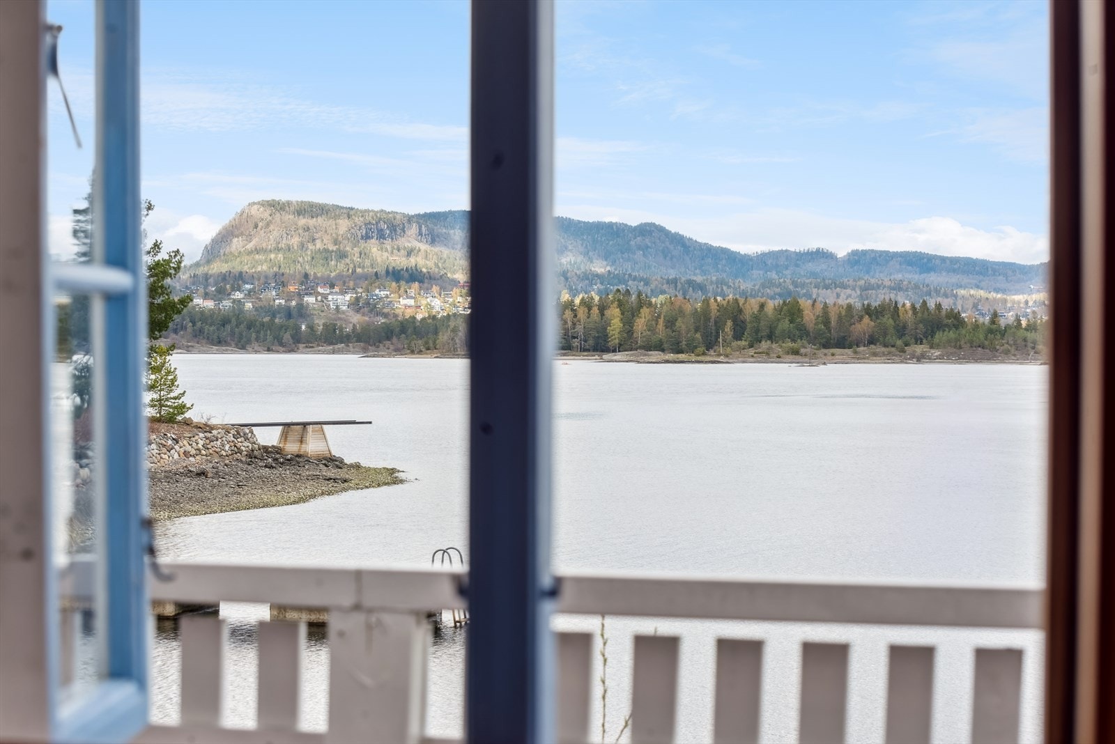 Brønnøya som ligger i indre Oslofjord er et vakkert og mangfoldig ferie- og bosted, beliggende utenfor Nesøya i Asker kommune. Galleribilde