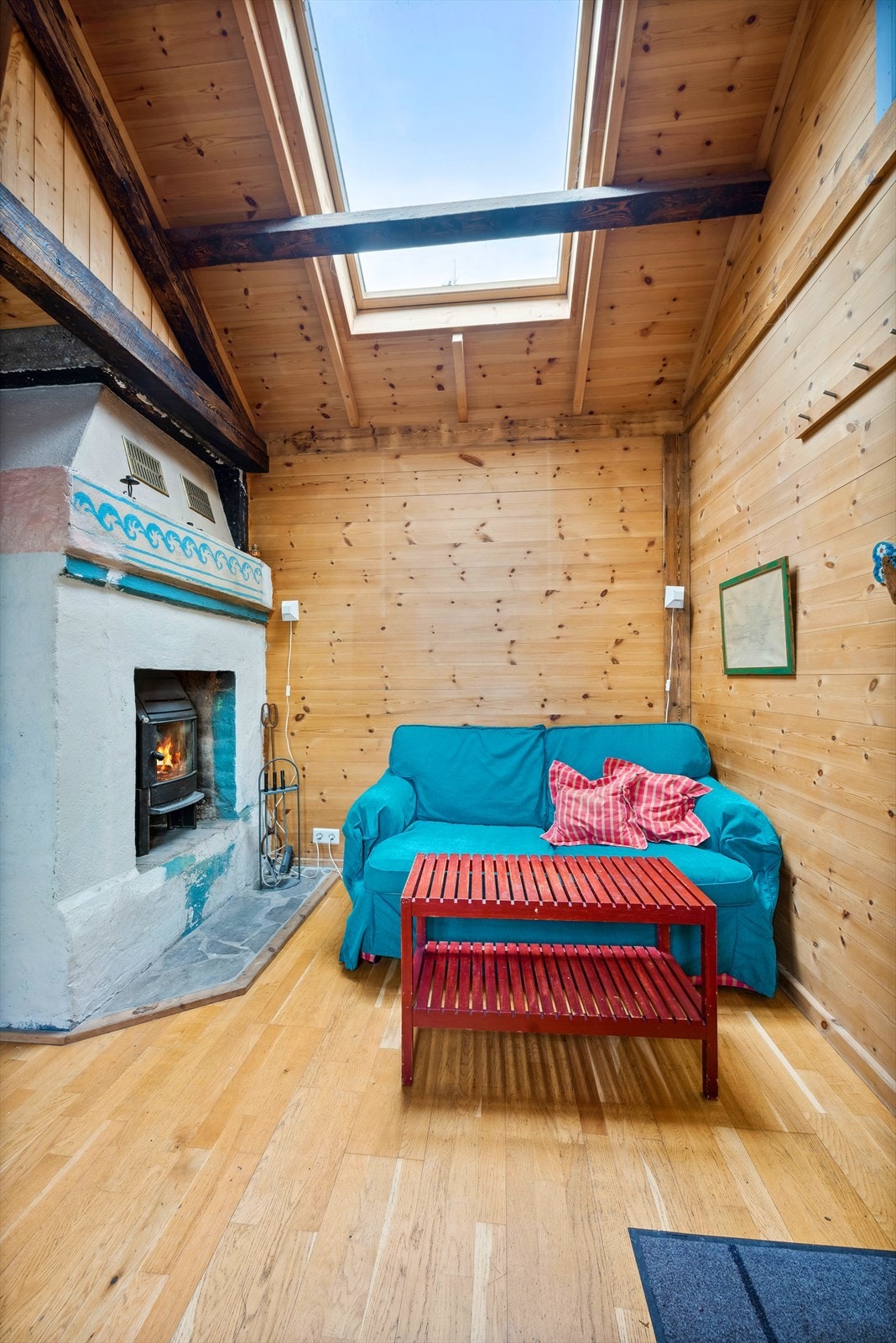 Stue med plassbygget heis. Legg merke til takvinduet, lyst og koselig! Galleribilde