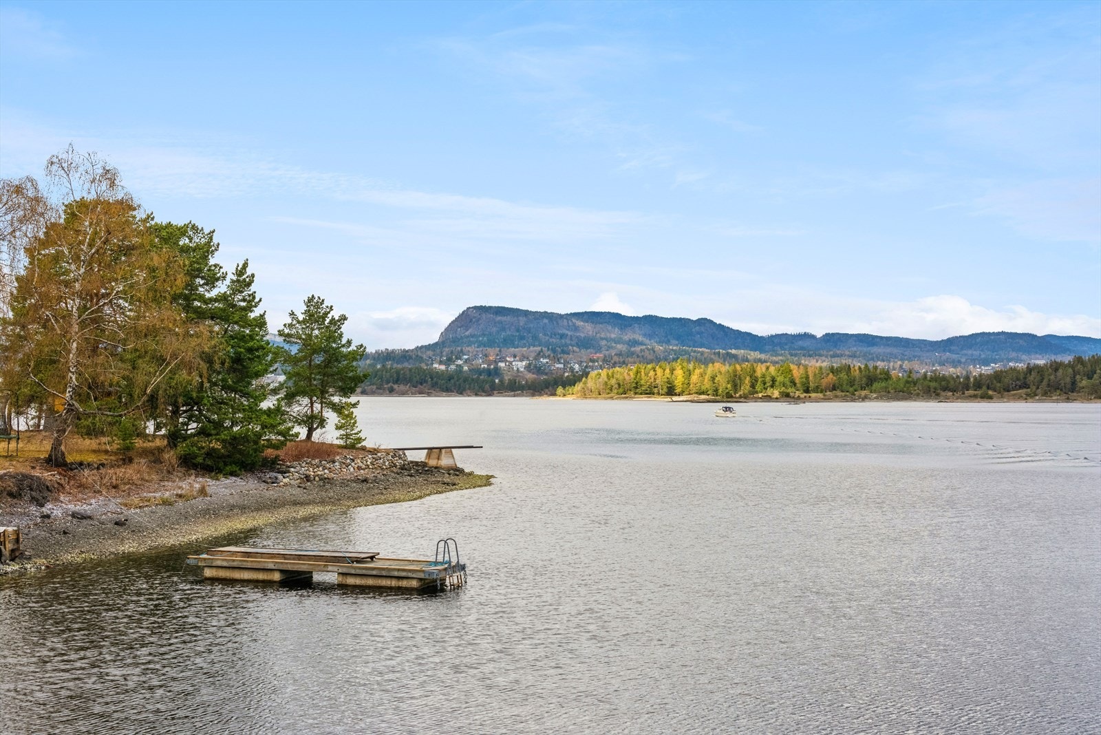 Øyen har egen tennis- og fotballbane, er rik på flora og har store fellesarealer, og er derfor ett yndet sted for friluftselskere, turgåere og syklister Galleribilde