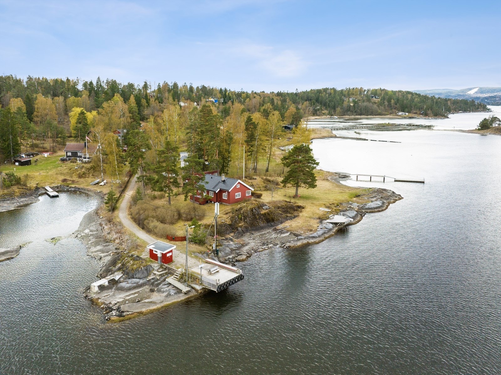 Ønskes en mer maritim ankomst til øya kan det anbefales å prøve Vestfjordens rutebåter Rigmor og Rigfar, som har 3 anløpshavner på øya. Galleribilde