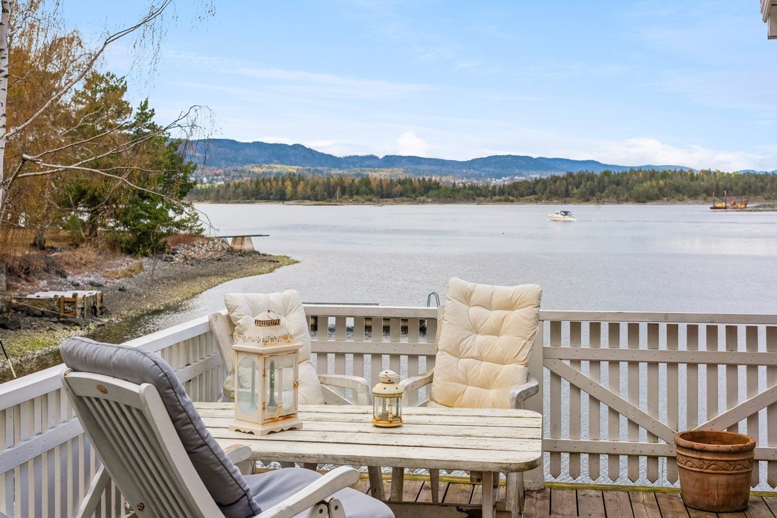 Fritidseiendom beliggende idyllisk og fint til med en nydelig beliggenhet på Brønnøya i Indre Oslofjord. Galleribilde