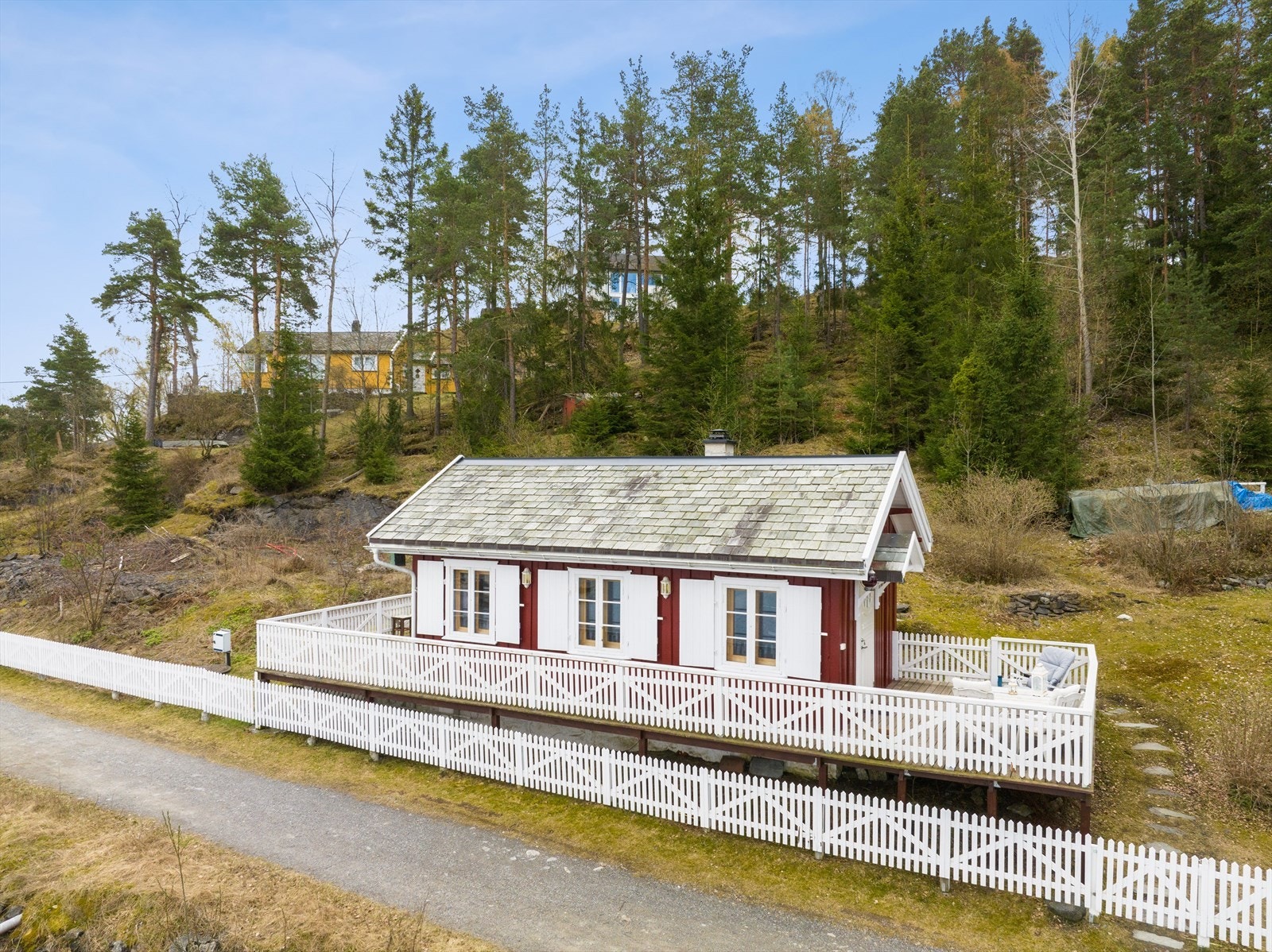 Det er veranda på 3 sider av fritidsboligen på til sammen ca. 32 m² . Galleribilde