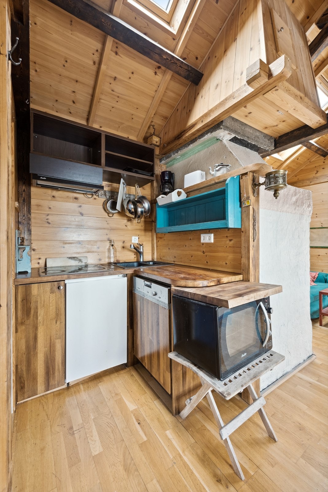 Kjøkkenet har innredning med glatte fronter og benkeplate av heltre. Galleribilde