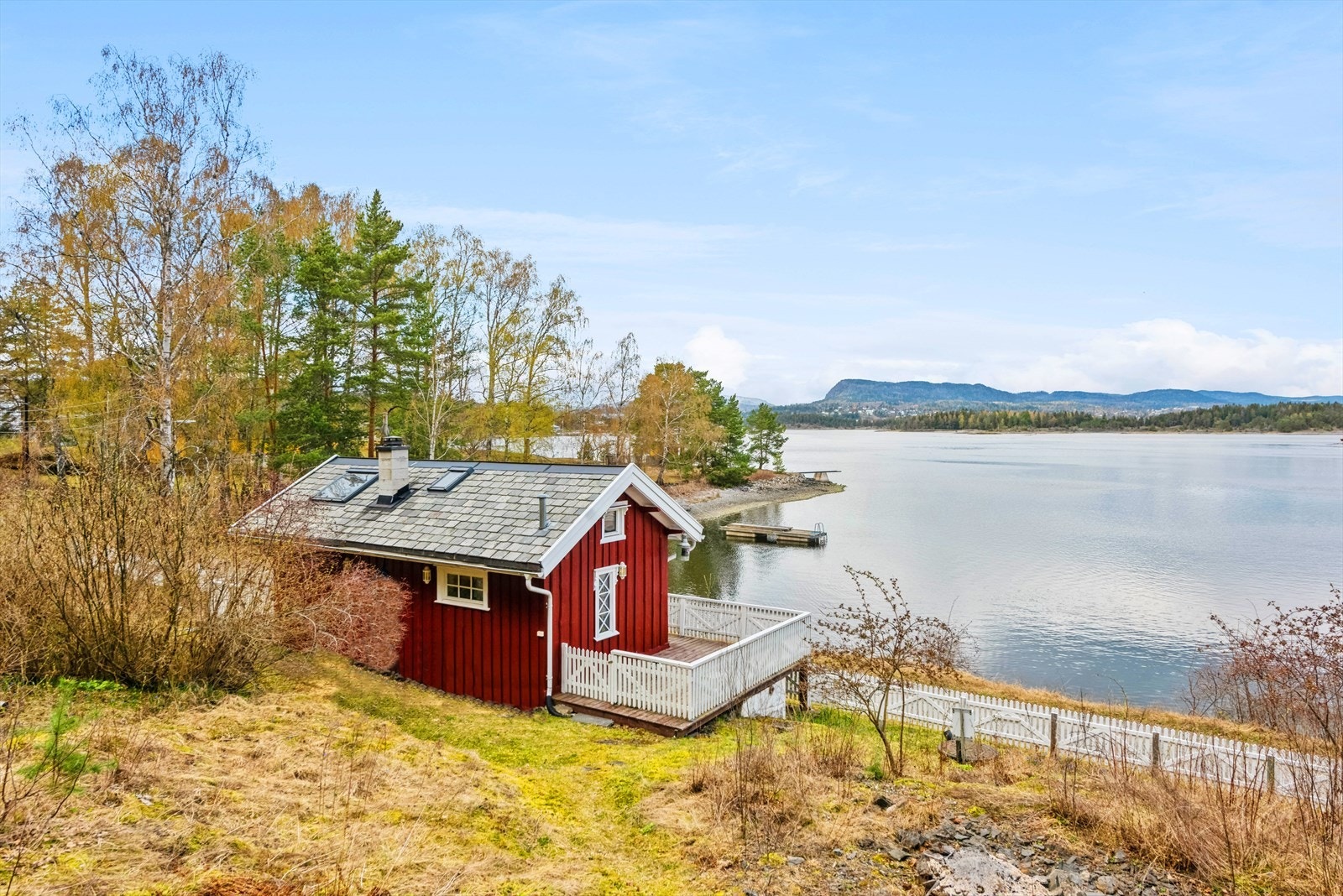 Ostsundveien 17 er den aller eldste eiendommen på øya og er preget av historie og sjarm med en eiendom som er godt bevart. Her har du helt unik utsikt og en frihetsfølelse. Galleribilde