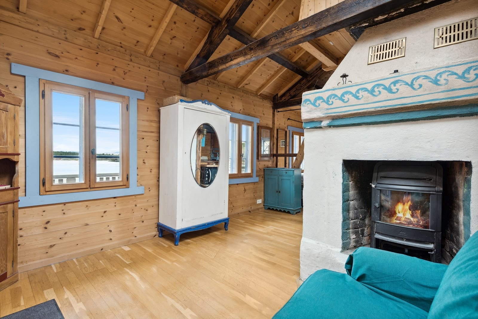 Lys og hyggelig stue med parkett og trepanel på vegger. Galleribilde