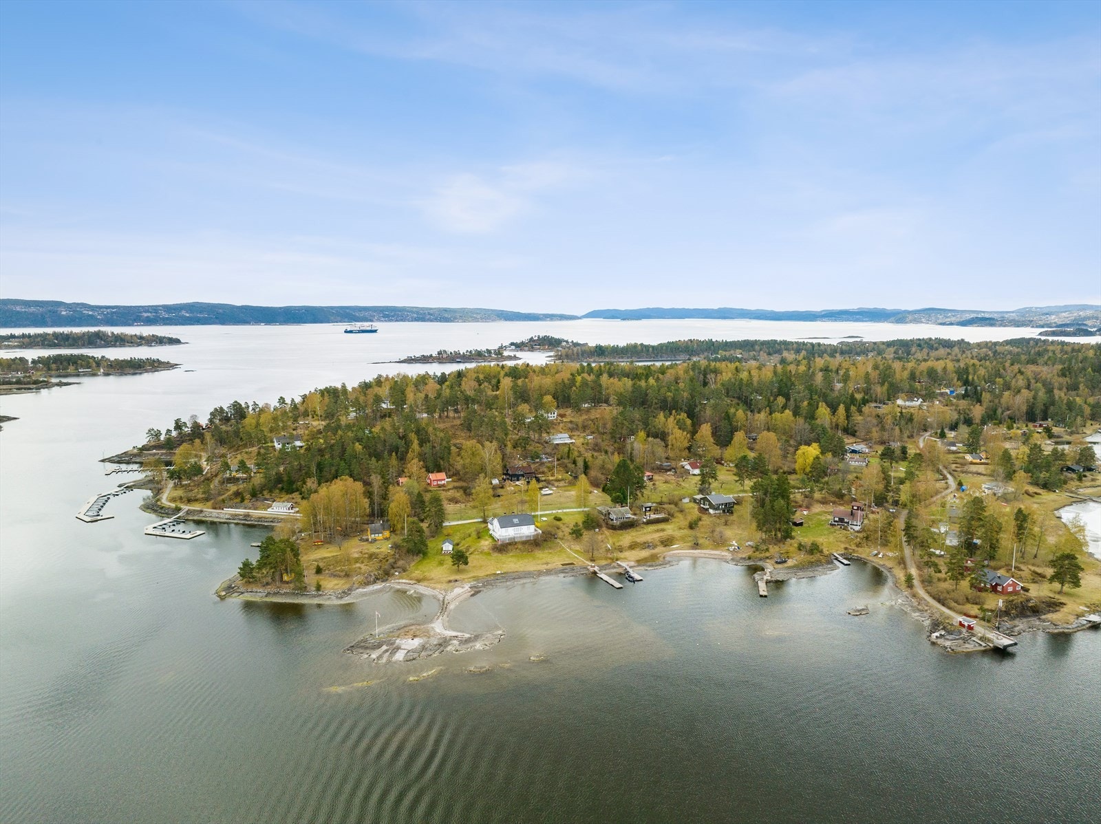 Øyen er bilfri, bebygget med hytter og noen helårsboliger Galleribilde
