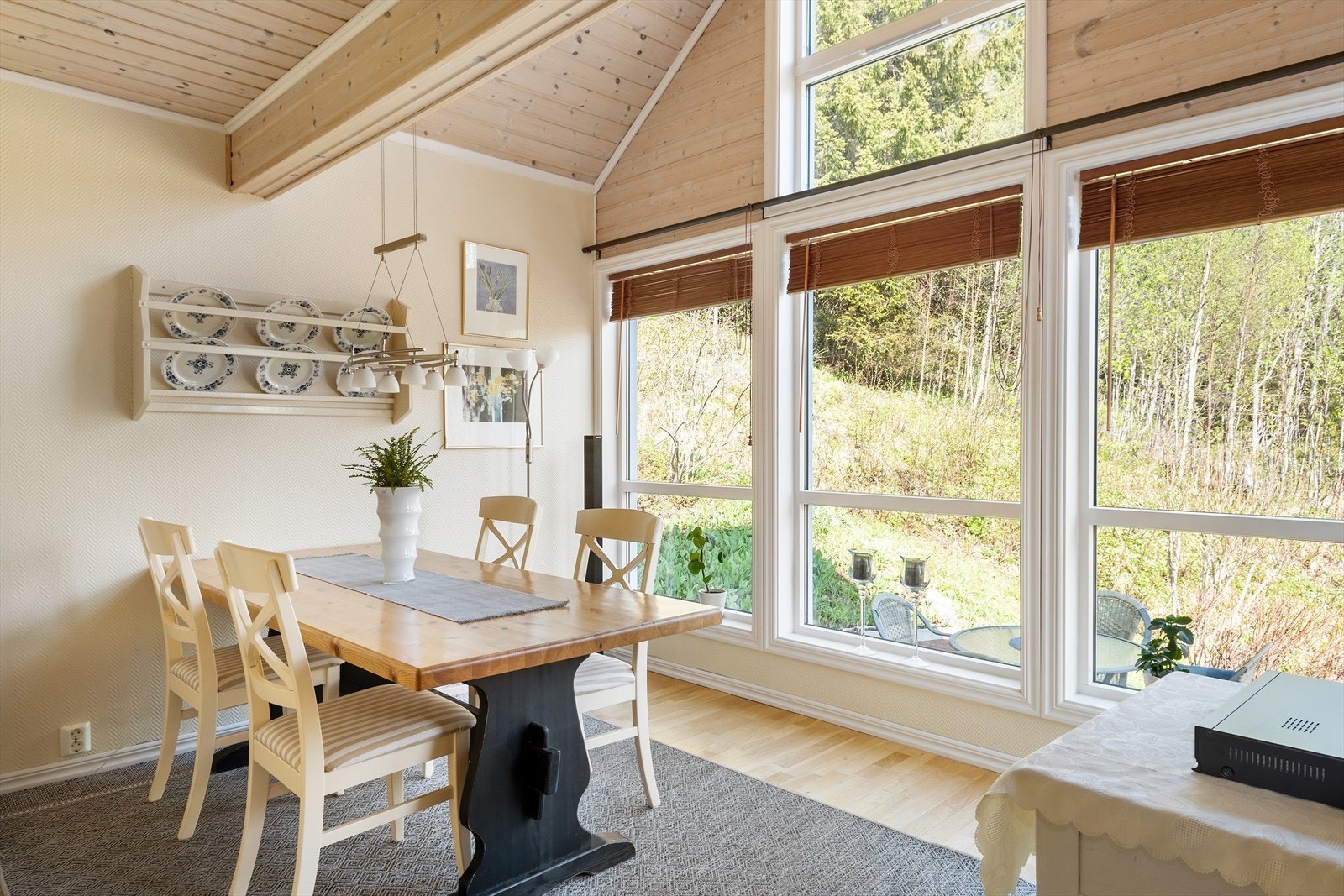 Det er en romslig og godt planlagt bolig som gir deg all den plassen du trenger. Legg gjerne merke til de flotte vinduene som gir rikelig med naturlig lys. Galleribilde