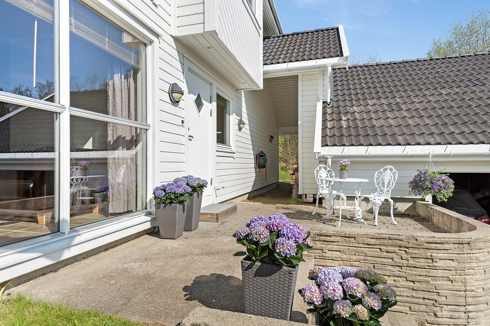 Innbydende og sjarmerende inngangsparti! I svalgangen er det perfekt å oppbevare veden. Galleribilde