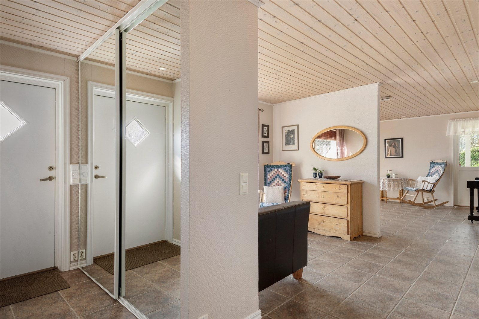 I entreen er det flislagte gulv, og innmontert en praktisk skyvedørsgarderobe med speilfronter. Galleribilde