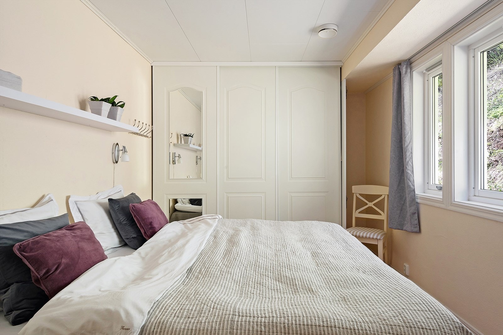 Hovedsoverommet finner man i hovedetasjen. Rommet er romslig og har en stor skyvedørsgarderobe. Galleribilde