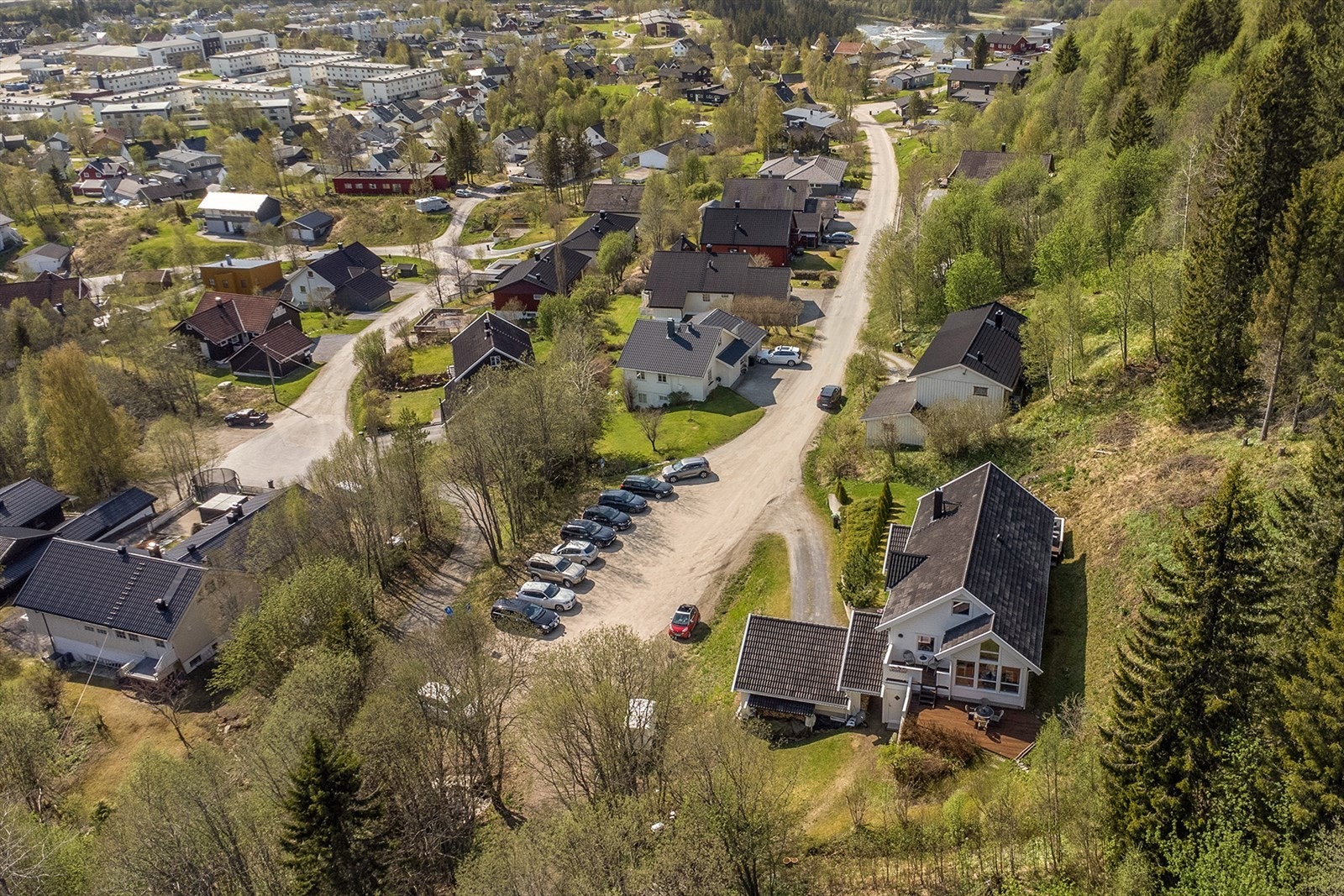 Eiendommen ligger på en fantastisk utsiktstomt i et svært populært, rolig og barnevennlig område. Galleribilde