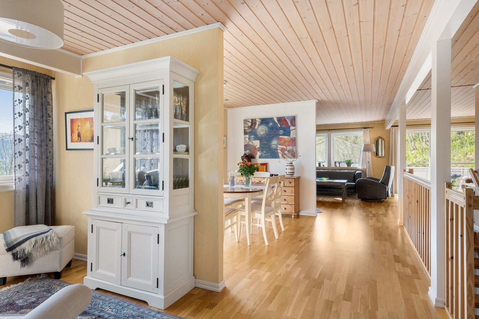 Opp i boligens hovedplan blir du møtt av store vindusflater som slipper inn mye naturlig daglys. Åpen og praktisk planløsning. Galleribilde