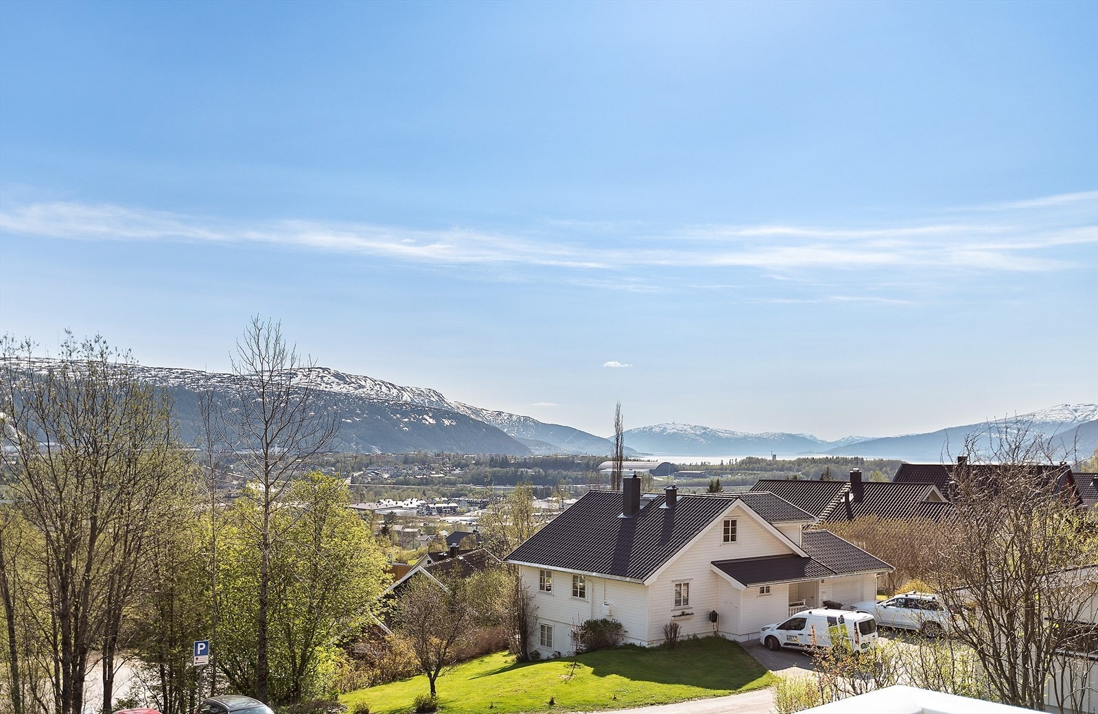 Fra terrassen er det fantastisk utsikt helt ned til Ranfjorden! Galleribilde