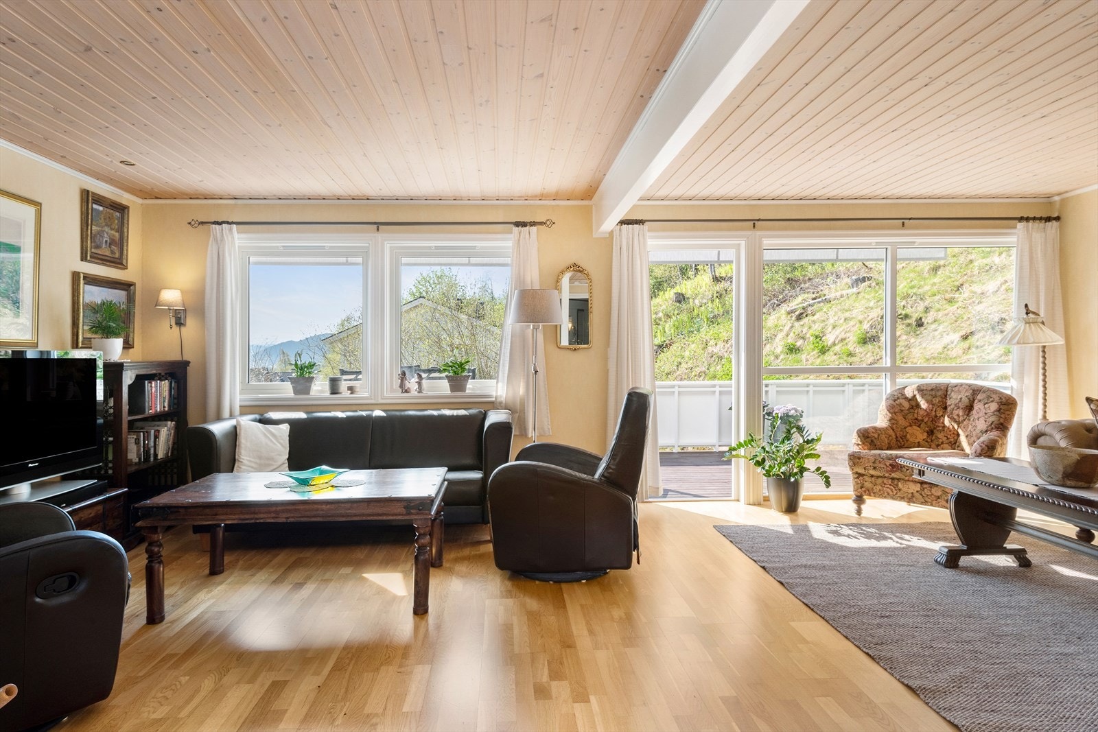 I tillegg til vedovn og peis, er det vannbåren gulvvarme i de fleste rom. Galleribilde