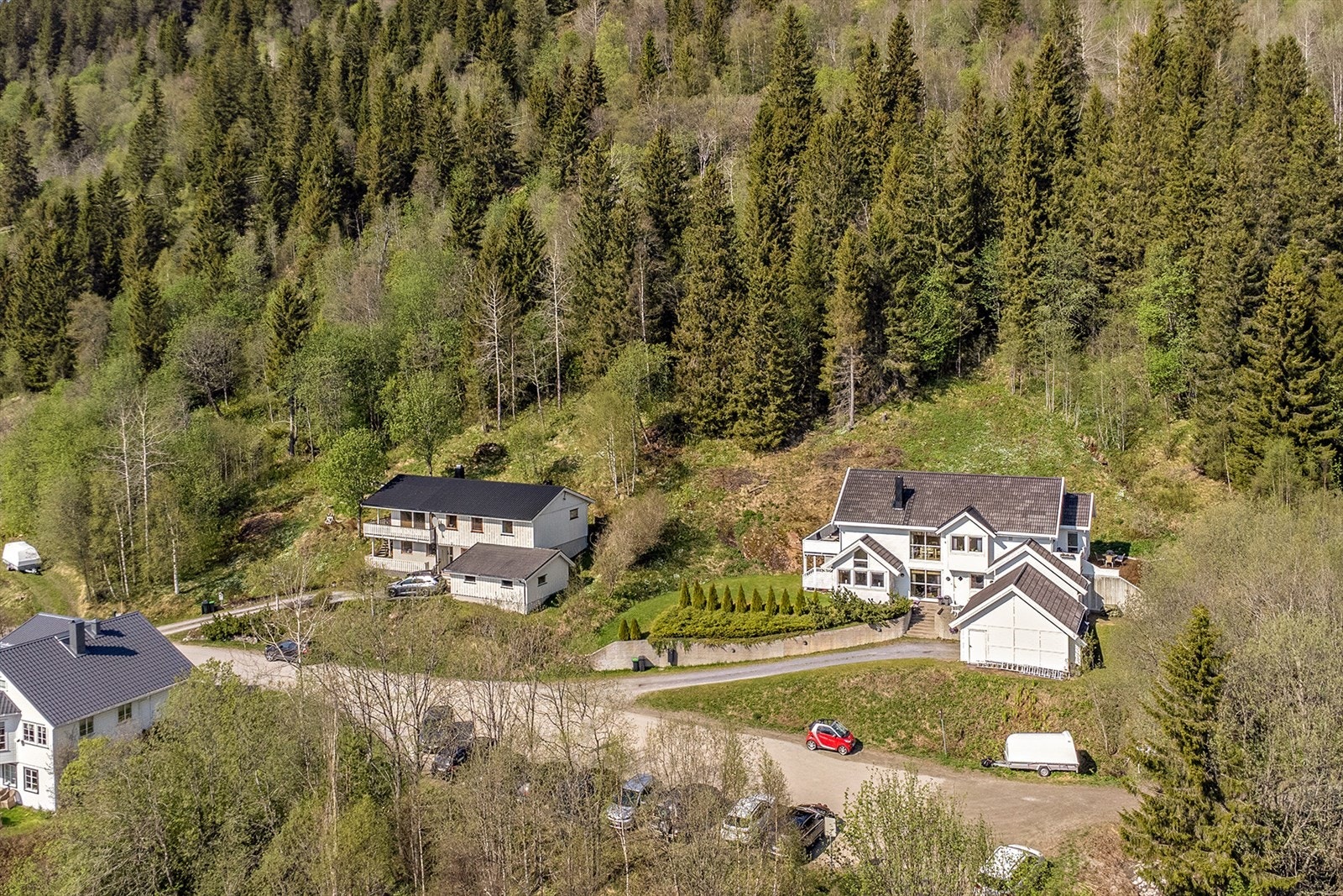 Boligen er godt vedlikeholdt og ble blant annet utvendig malt i 2022. At det ble satt inn stålpipe i 2002 kan også nevnes. Det er montert belysning langs hele muren på innkjørselen som slås på når det blir mørkt. Galleribilde