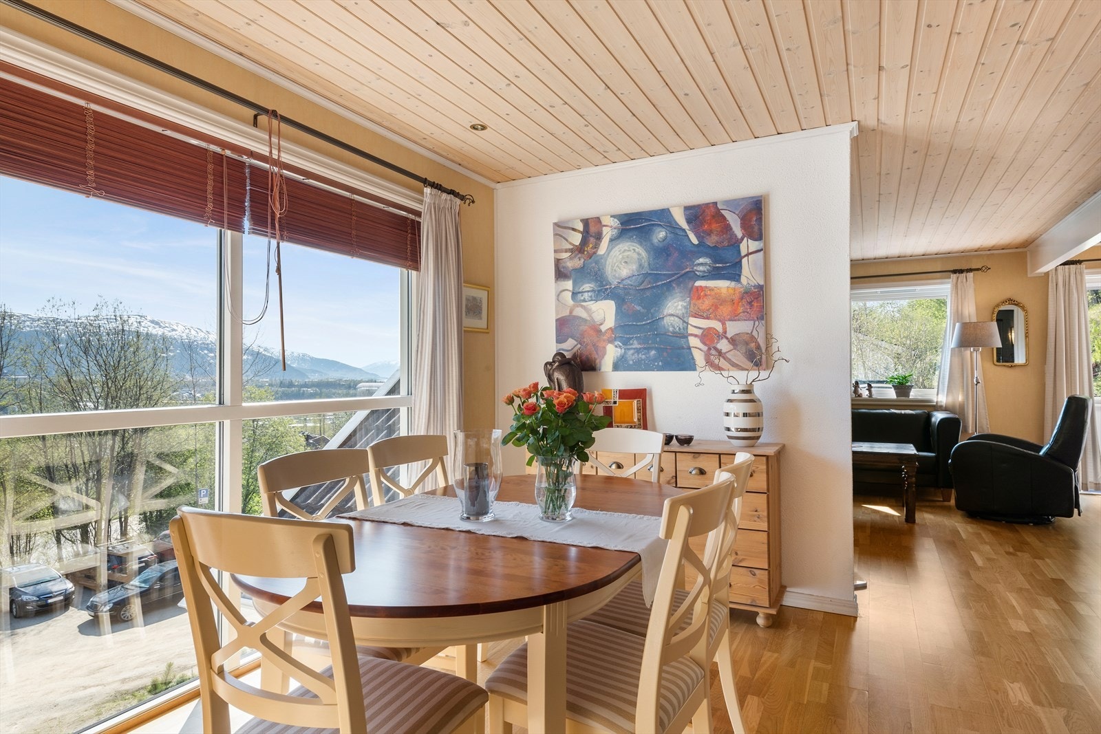 Stuen deles naturlig inn i ulike soner med sofagruppe, spisestue og har rikelig med plass til annet møblement som kommoder/skjenker for oppbevaring. Den flotte utsikten kan nytes fra spisebordet. Galleribilde