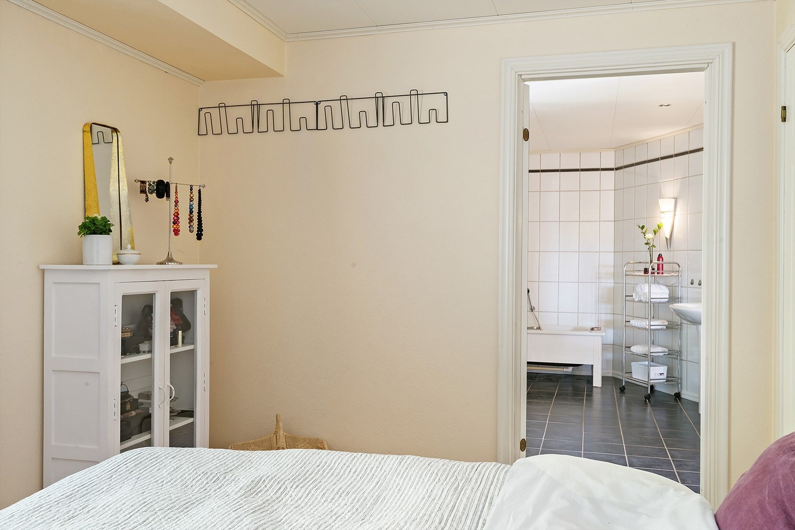 Det er inngang direkte til badet fra rommet. Galleribilde