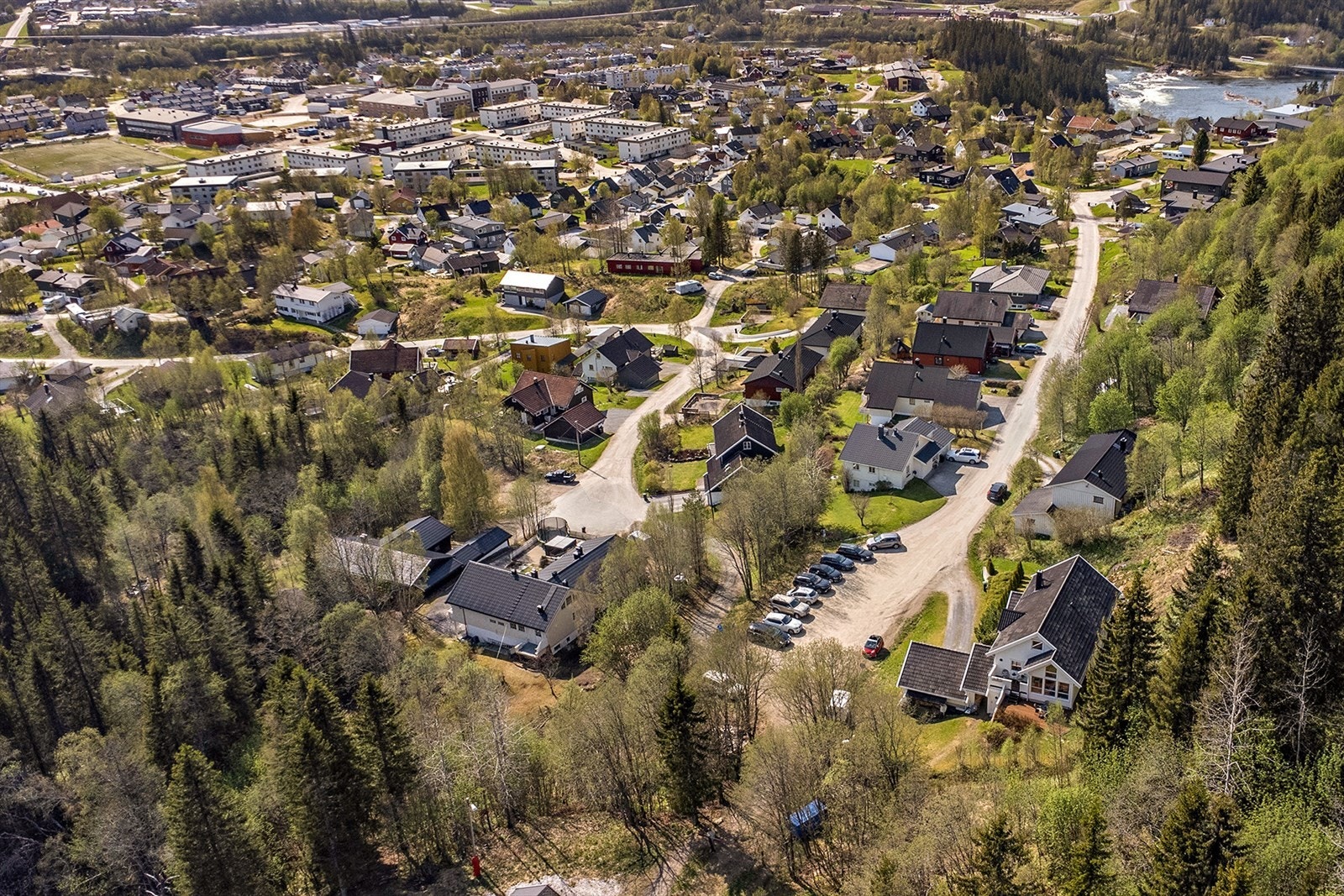 Eiendommen ligger innerst i Skogveien, på den sannsynligvis flotteste tomten! Her er det umiddelbar nærhet til flotte turområder som Varmosletta, Tjuvtrappa og Risfjellet Galleribilde