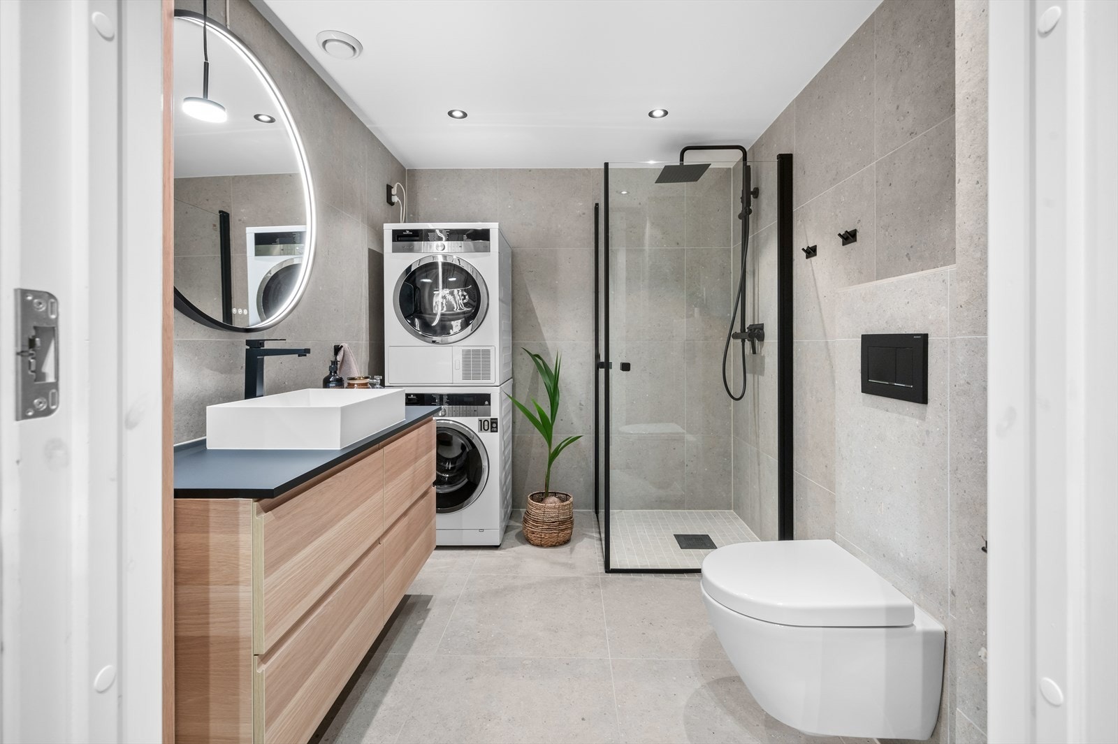 Badet ble oppgradert i 2020 og fremstår lekkert. Det er varmekabler i gulvstøp og downlights i himling. Galleribilde