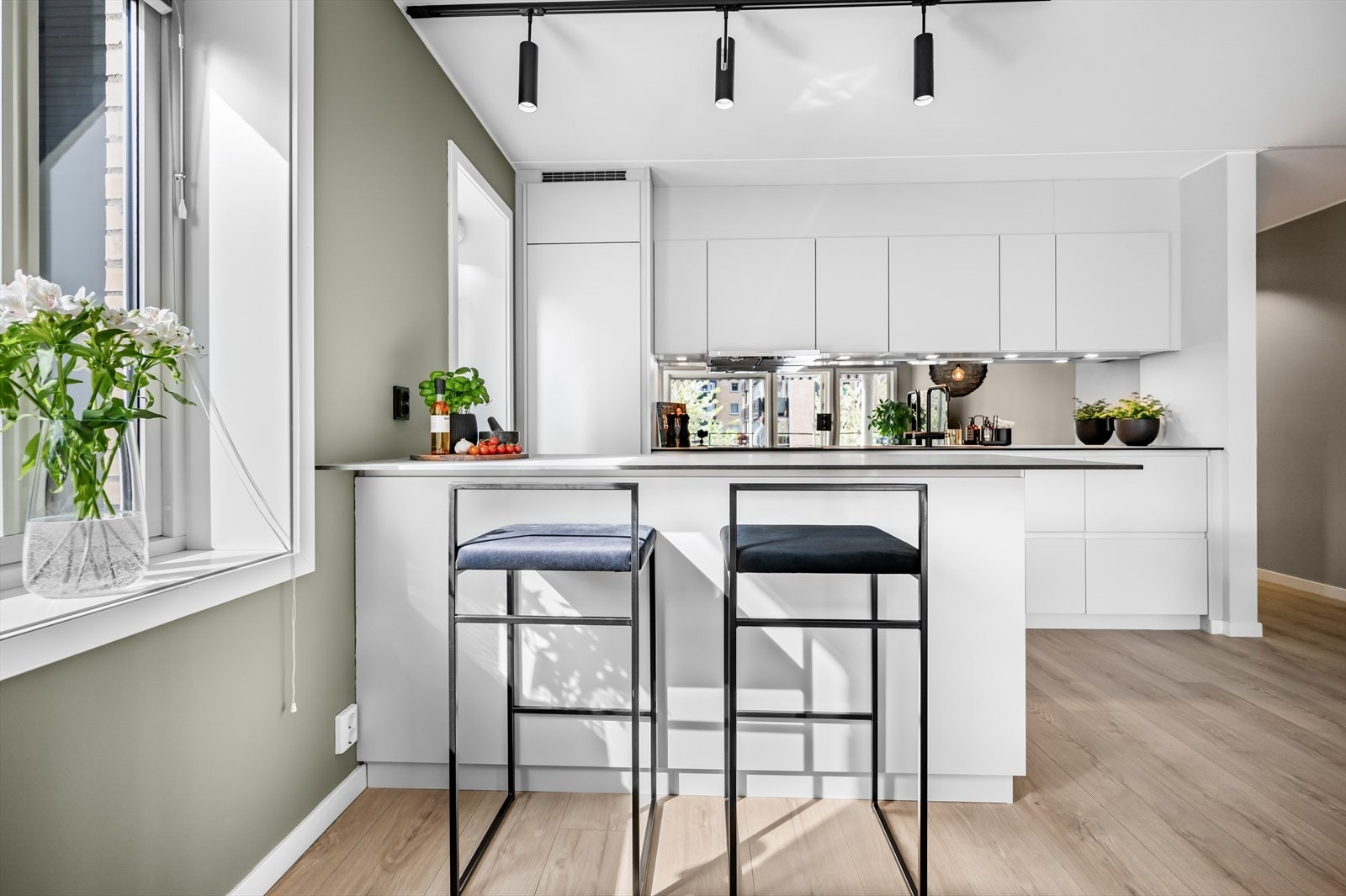 Kjøkkenløsningen er fra kvalitetsleverandøren Kvik og ble installert i 2019. Kjøkkenet er takoppbygd i lys grå med matte grepsfrie fronter og 20mm laminatbenkplante Galleribilde