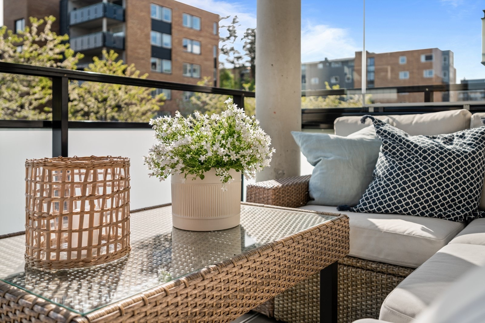 En oppgradert 3-roms leilighet med 11 m2 sydvendt balkong Galleribilde