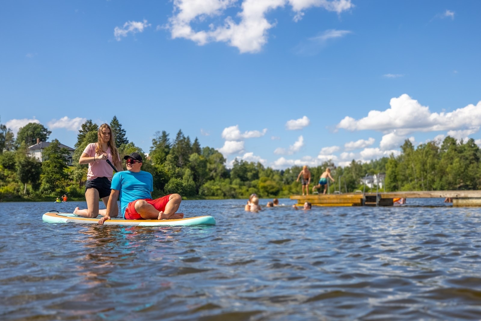 Eiendommen har også nærhet til flotte tur- og friluftsområder. Her kan populære Rådhusparken og Langvannet nevnes, med fin langgrunn badeplass på sommerstid. Galleribilde