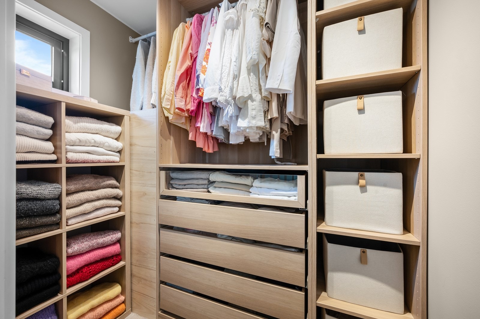 Walk-in-Closet med stang, skuffer og hyller Galleribilde