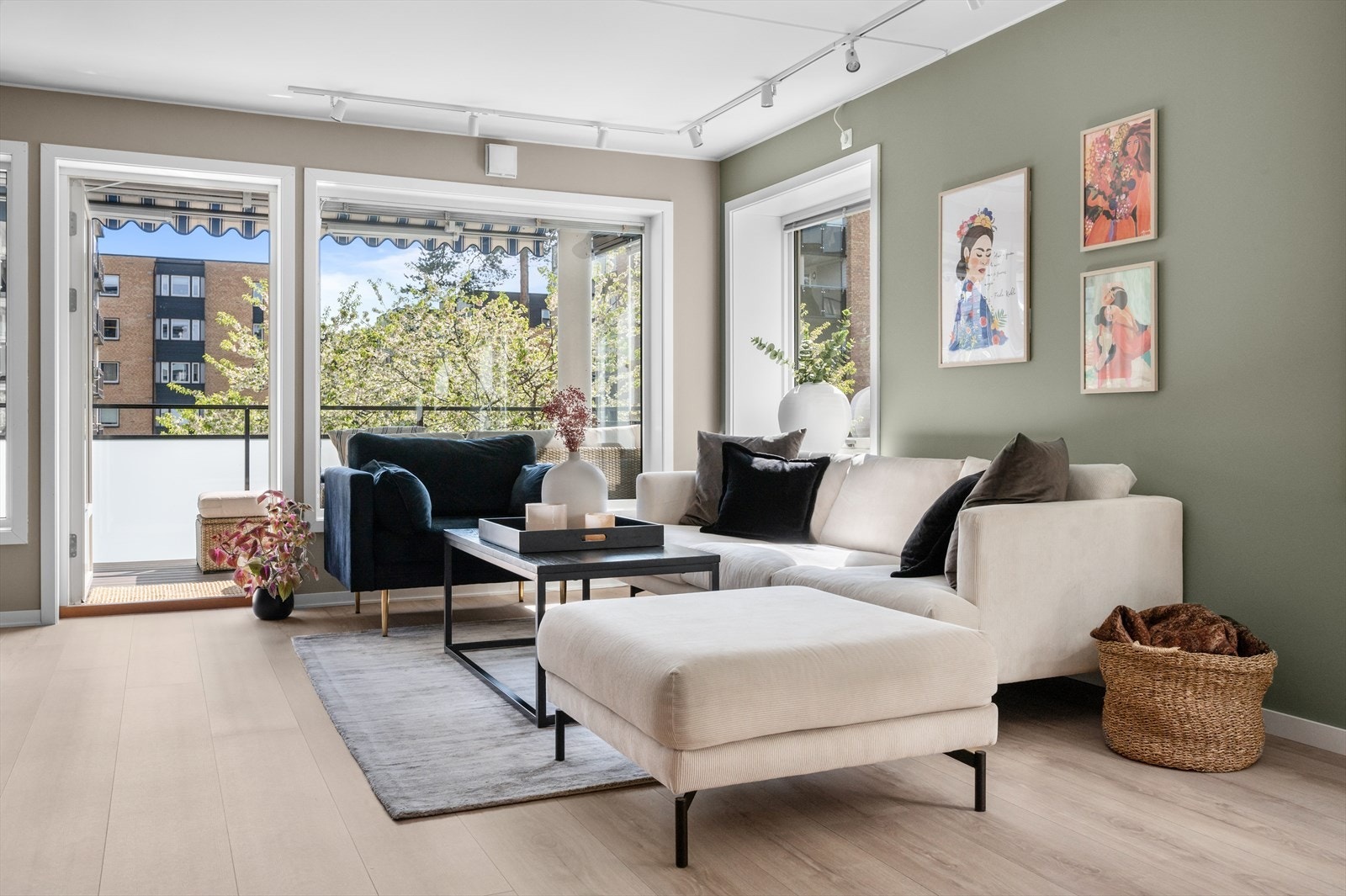 I det du går inn i stuen legger du merke til de store vindusflatene som slipper inn masse dagslys. Dette gir stuen en luftig atmosfære som skaper trivsel sammen med de delikate fargene. Galleribilde