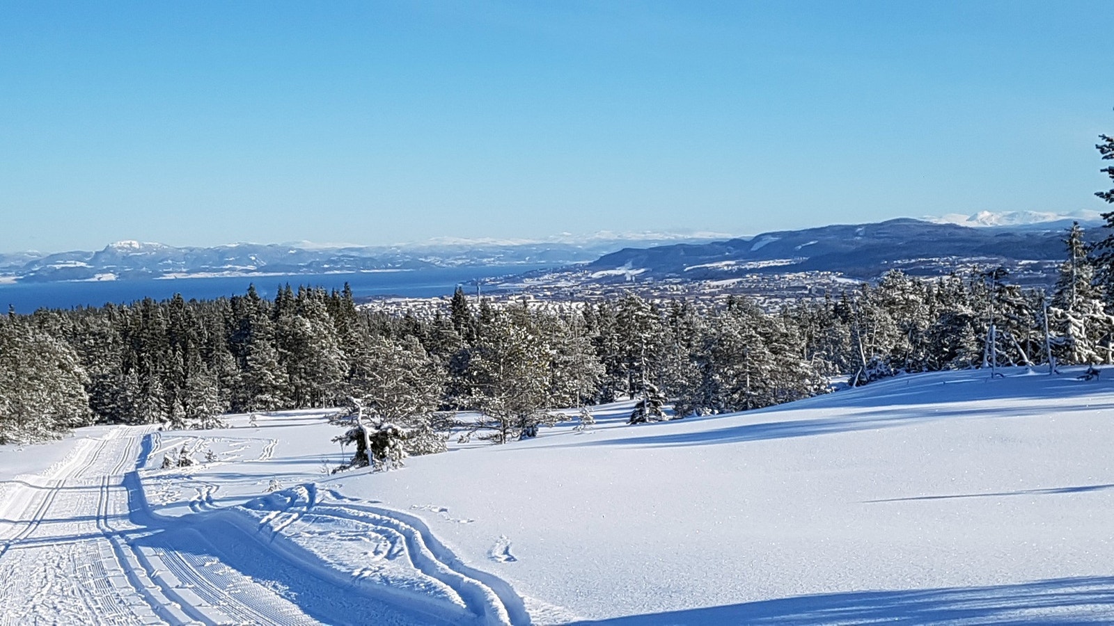 Et fantastisk løypenettverk omkranser eiendommen. Her fra Solemsåsen med utsikt mot byen. (bilde privat) Galleribilde