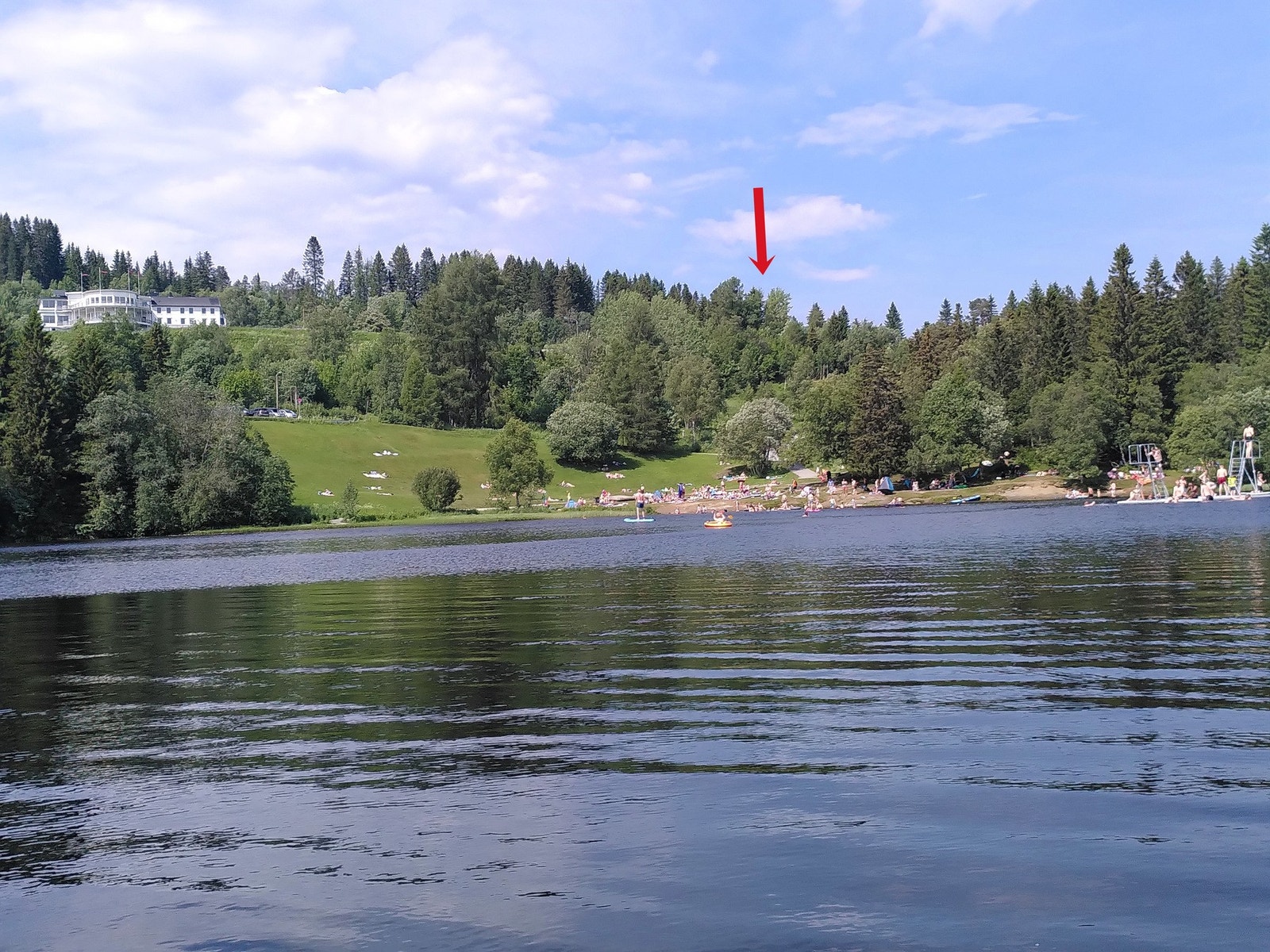 Eiendommen ligger kun noen hundre meter fra Lianvannet med badeplass og flytebrygge. Galleribilde