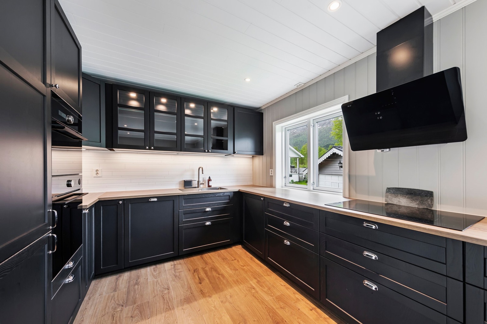 Integrert stekeovn, kombiovn, koketopp, oppvaskmaskin og frys/kjøleskap. Kitchen board plater over kjøkkenbenk. Galleribilde