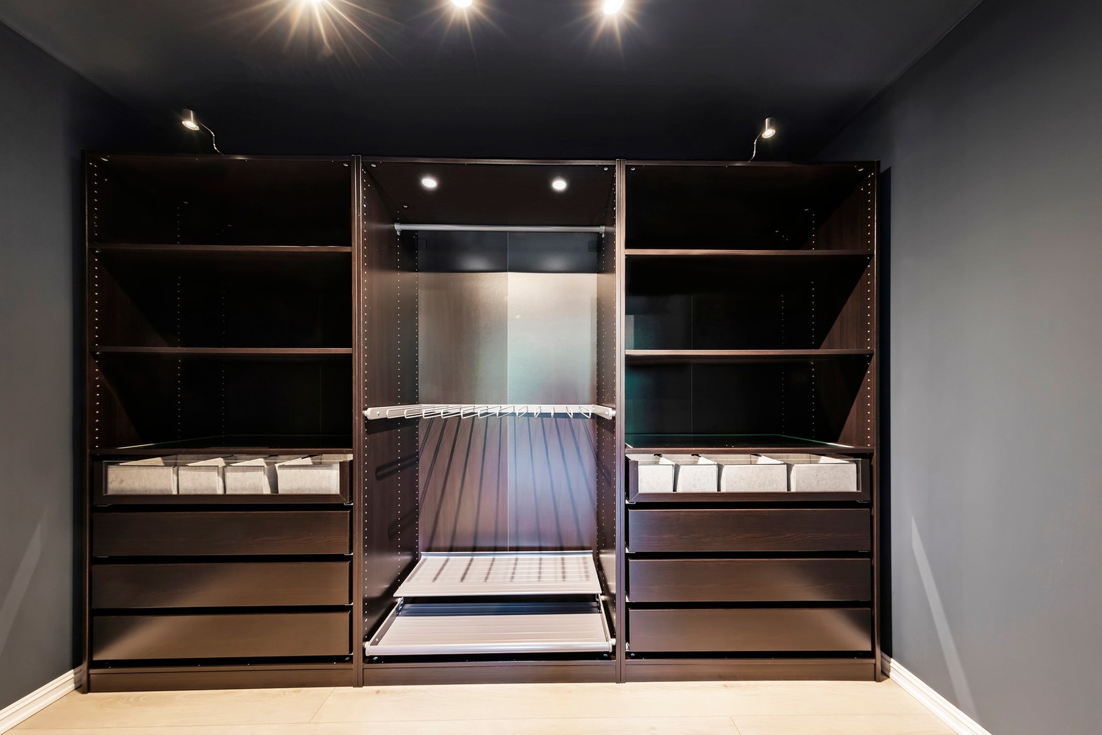 Walk-in closet i tilknytning til hovedsoverommet Galleribilde
