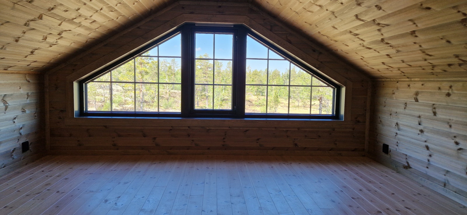 Her er det plass til ett day bed.med fin utsikt inn mot skogen Galleribilde