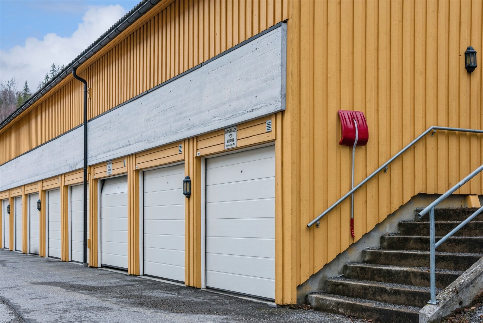 Garasje med leddport og elektrisk åpner. Galleribilde