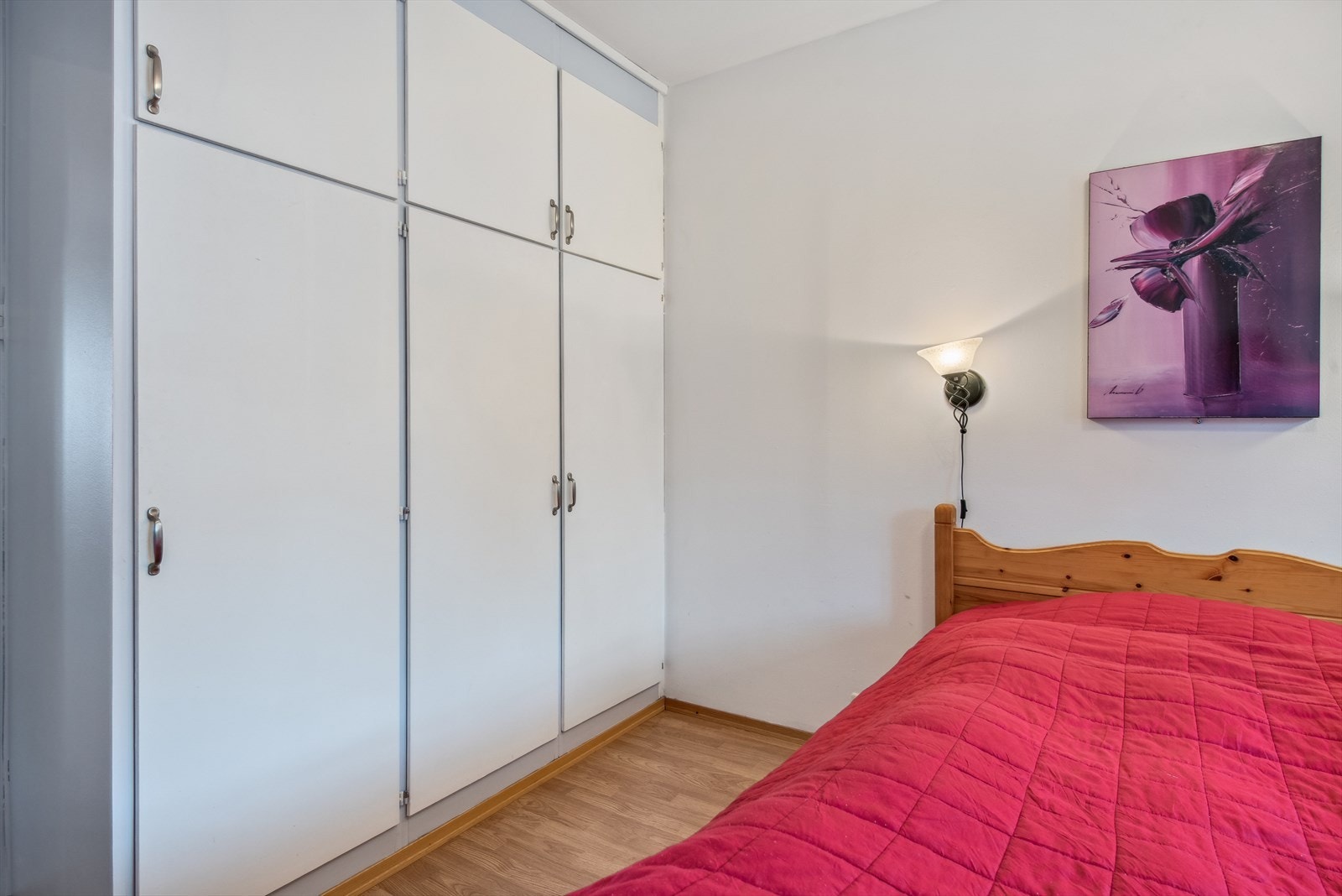 Dette soverommet har plassbygget skap. Galleribilde