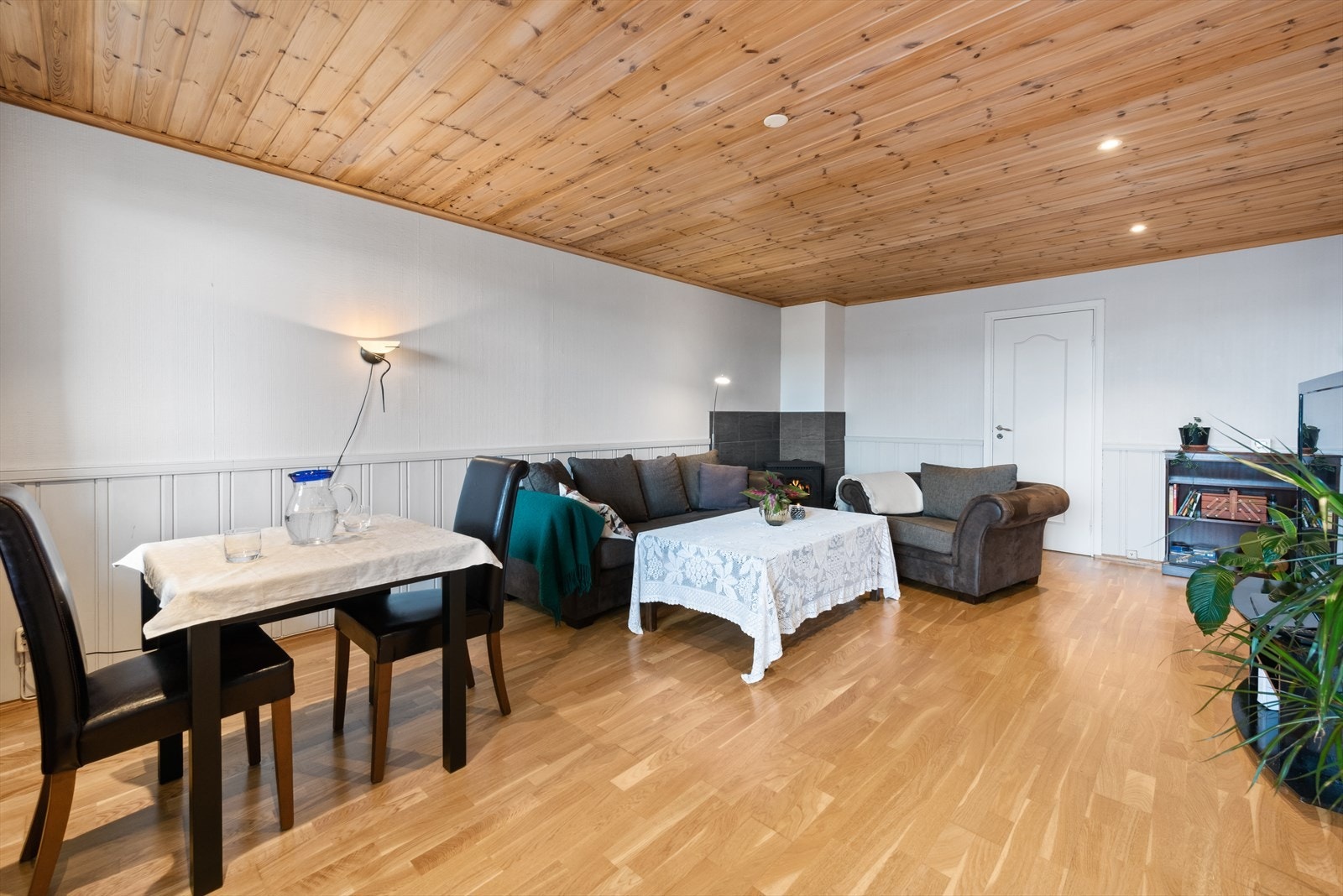 I stuen er det plass til spisetue og sofa. Galleribilde