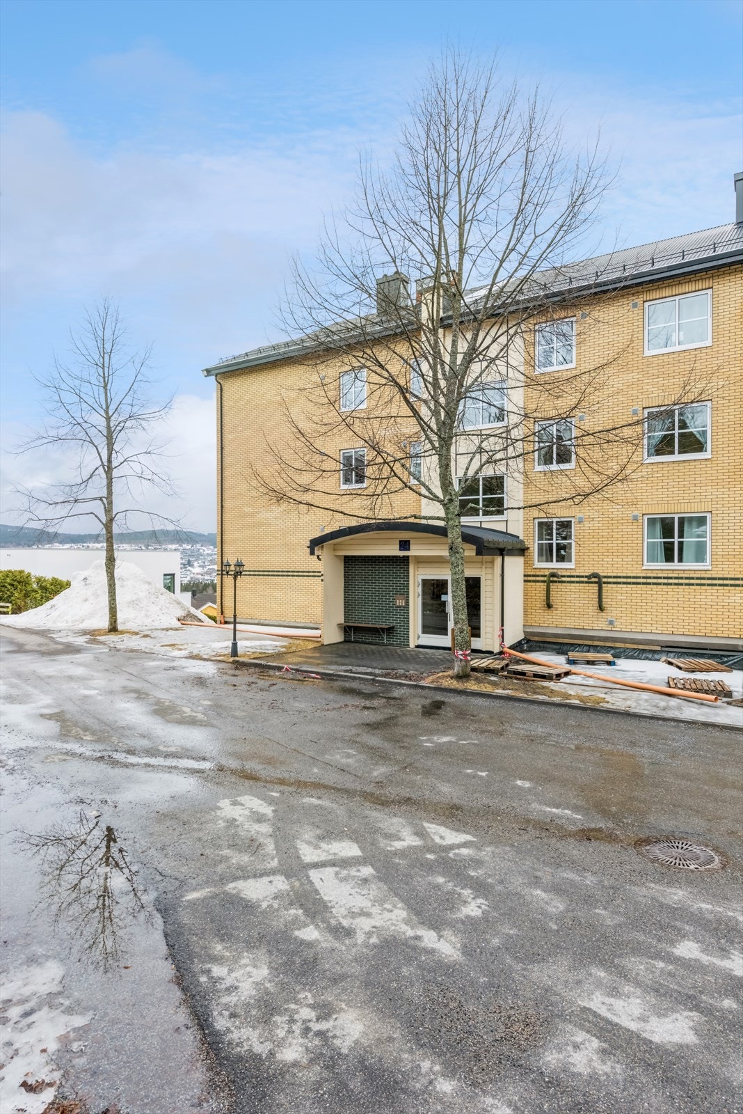 Leiligheten ligger i 2. etasje i hyggelig borettslag i Skriverskogen. Galleribilde