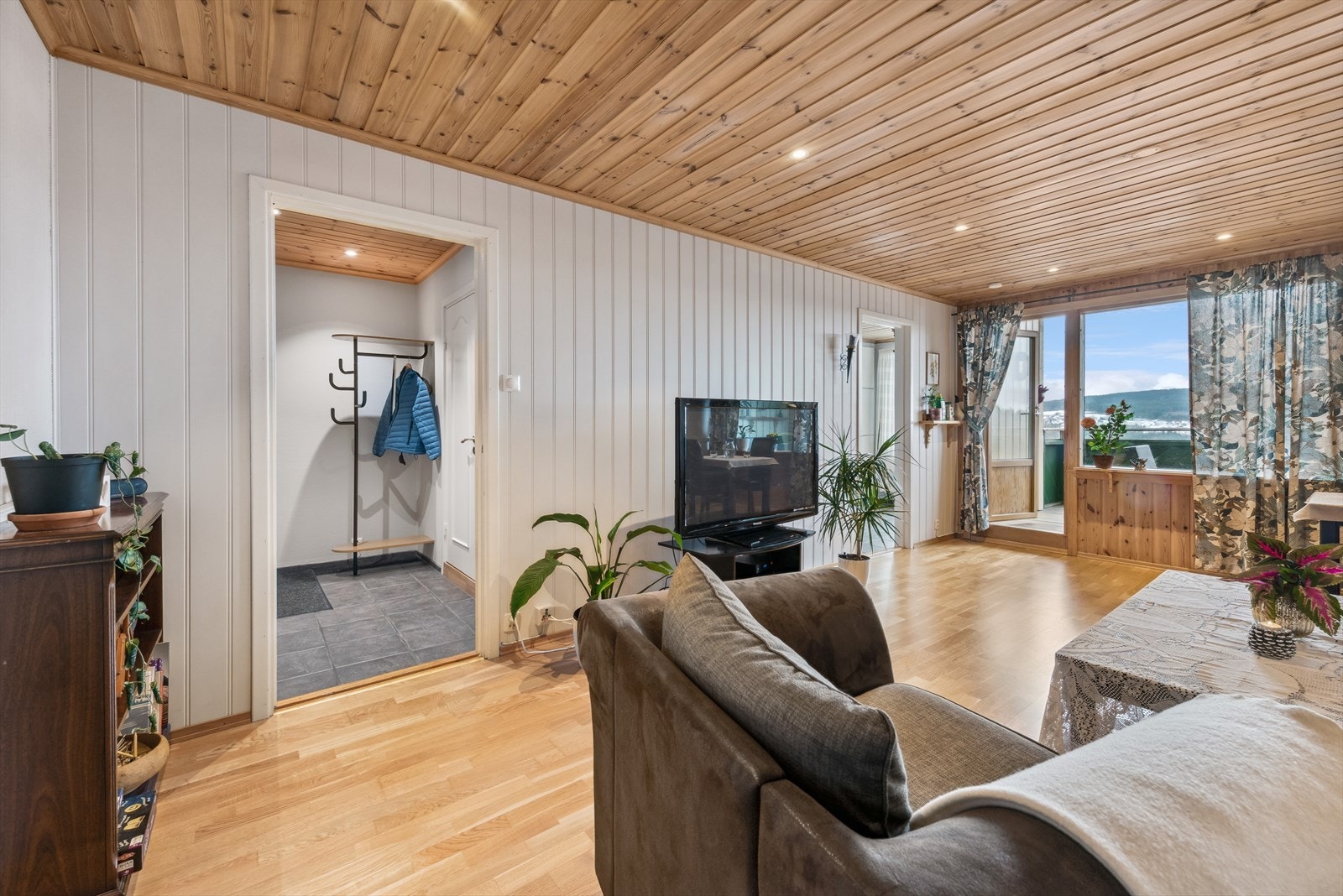 Koselig stue med panel i tak m/downlights. Galleribilde