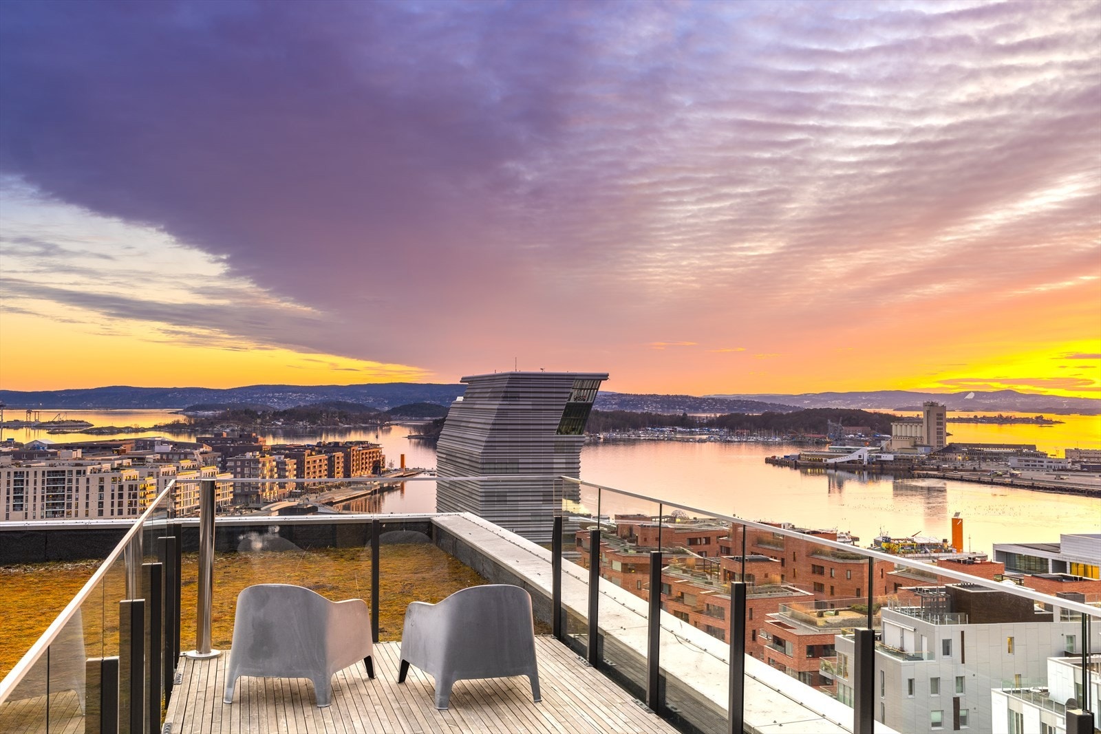 Og ikke minst med en fantastisk utsikt utover Bjørvika og Oslofjorden Galleribilde