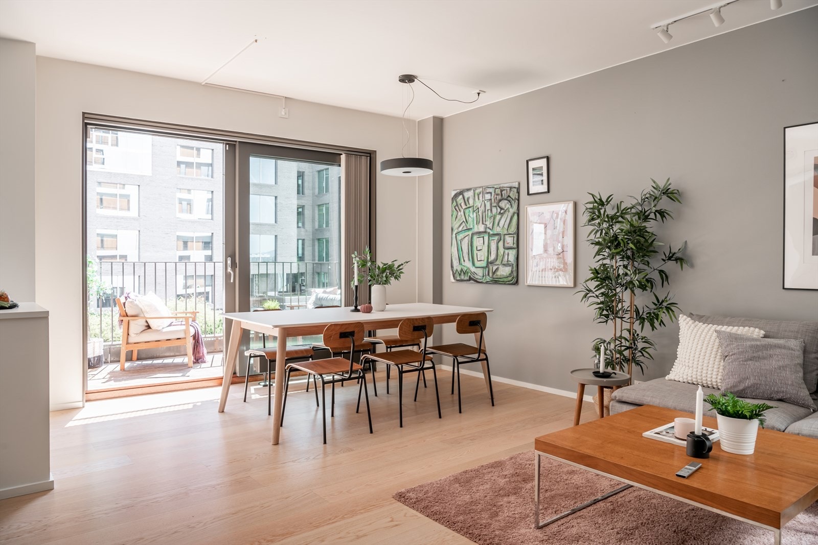 Det er plass til bord med for 8 personer, merk at bordet ikke står inntil veggen Galleribilde