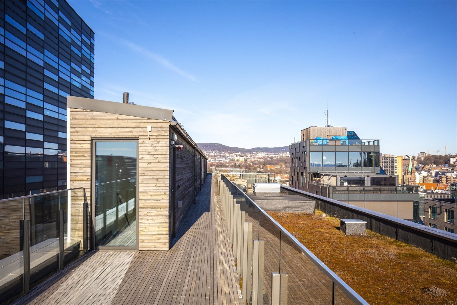 Det er to felles takterrasser - Her med flere sittegrupper og beplanting Galleribilde