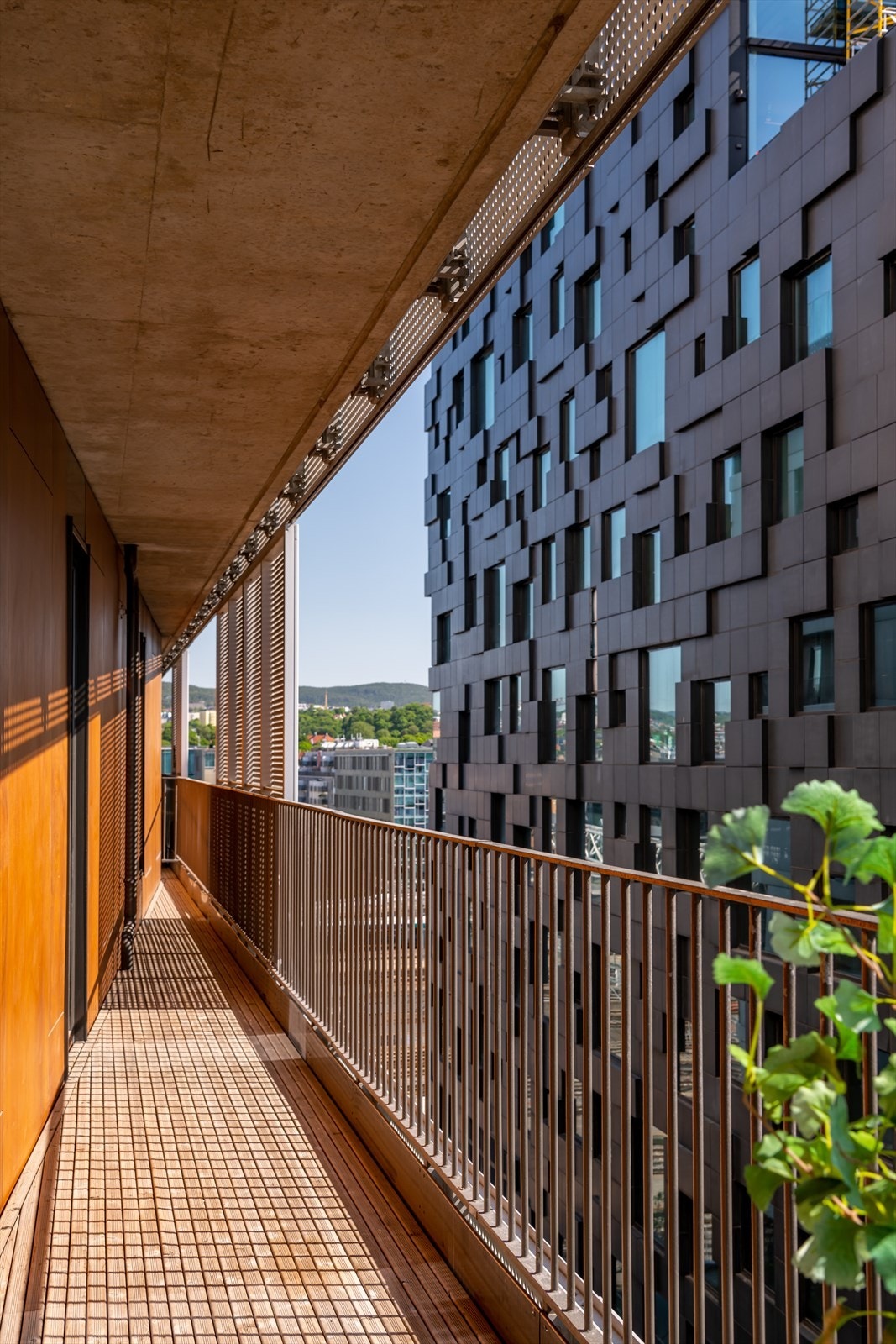 Selve balkongen er på 18 kvm. Den smalere delen av balkongen blir ofte benyttet til grill og solsenger Galleribilde