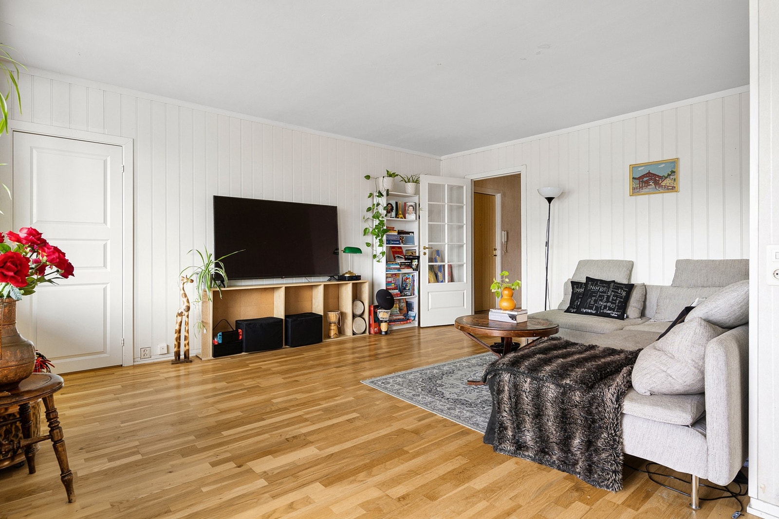 På stuen er det parkett på gulv, panelplater og tapet på vegger. . Galleribilde
