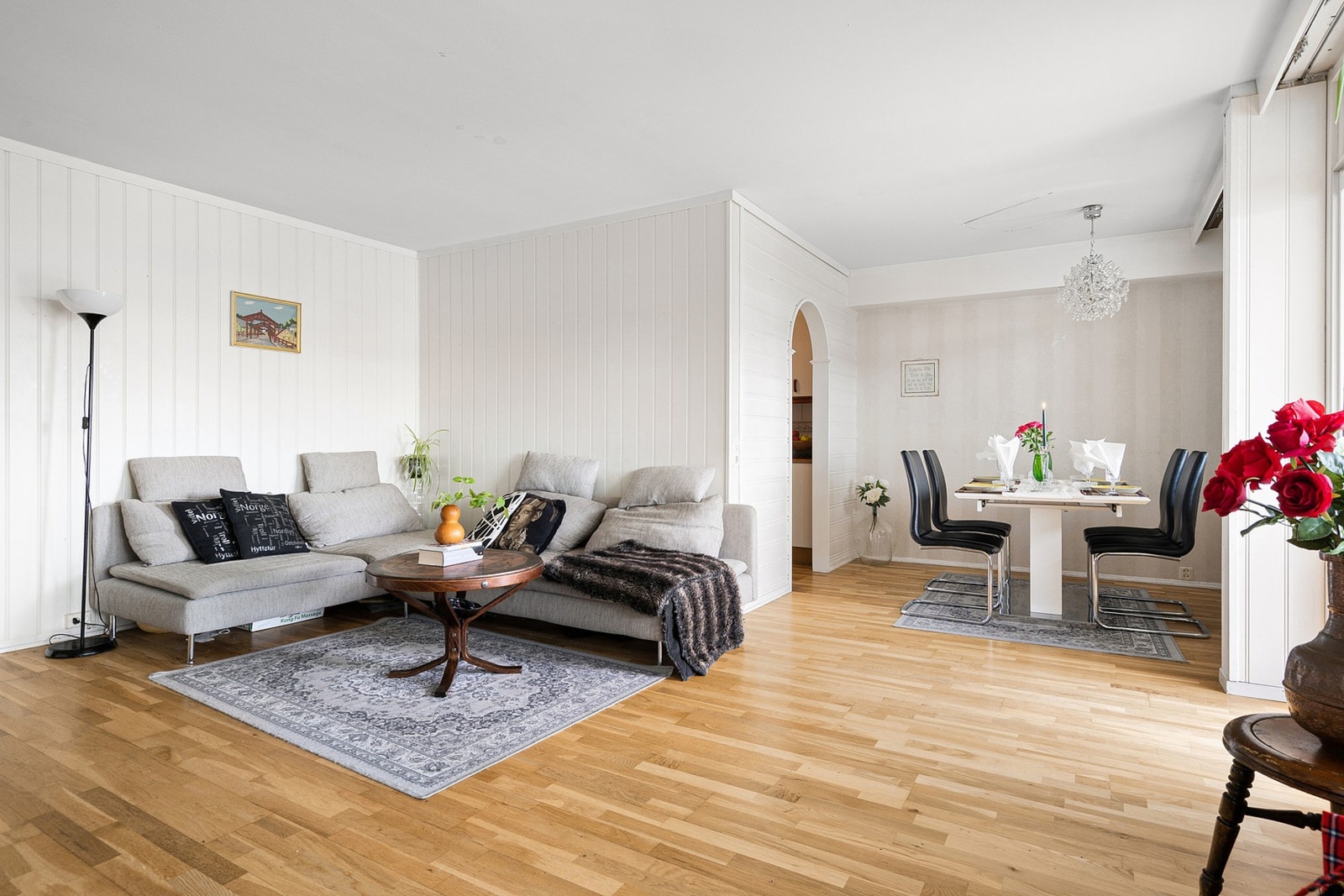 Flott og attraktiv 4-roms leilighet med fin beliggenhet i 4. etasje. Galleribilde