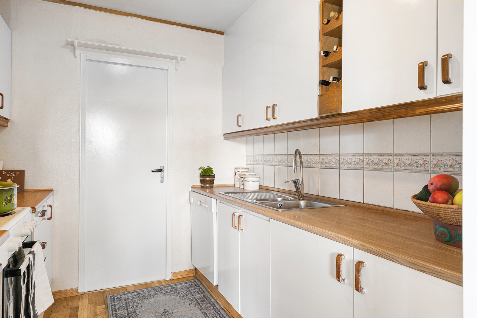 Flis på vegg over benkeplate. Galleribilde