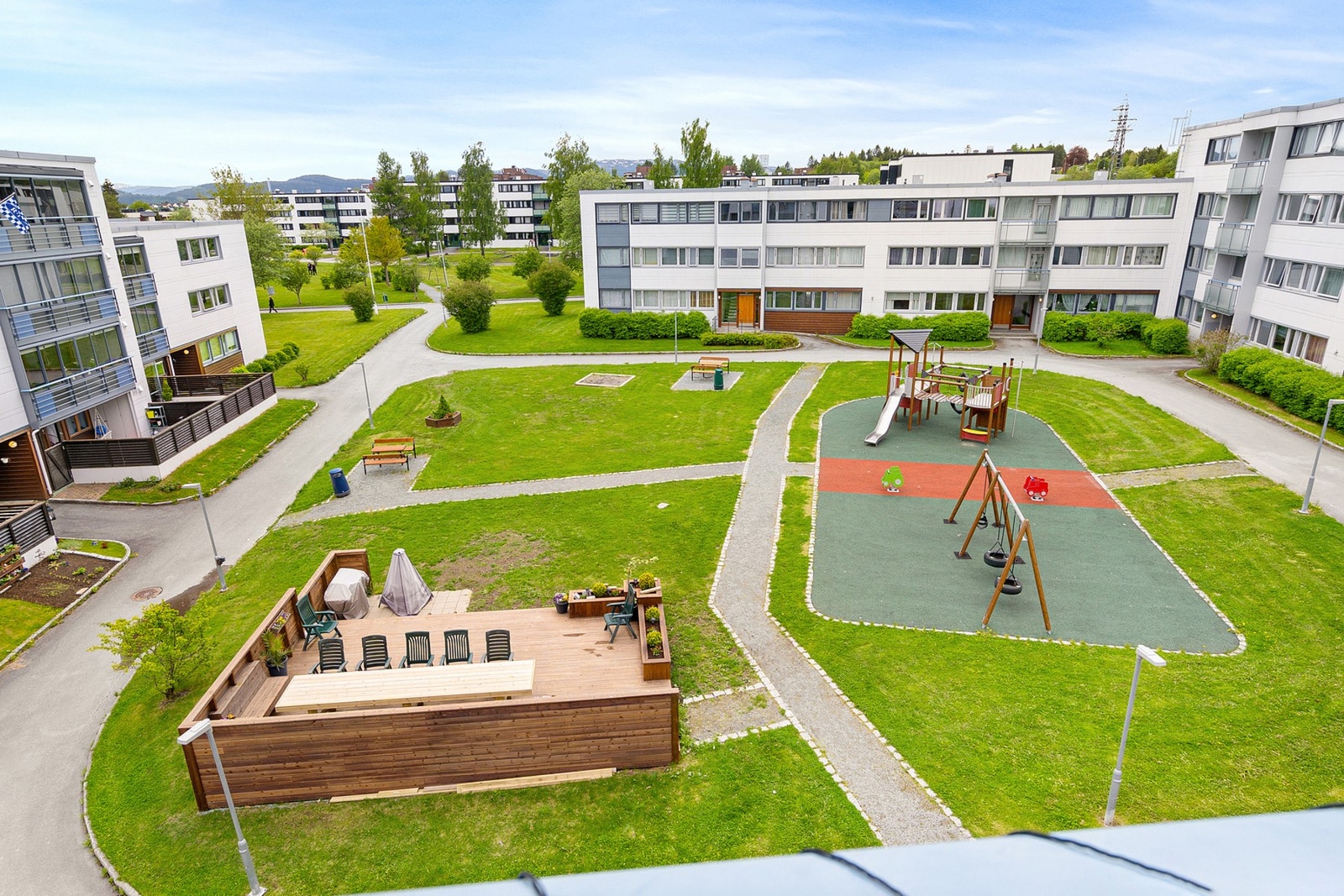 Gode parkeringsmuligheter i borettslaget. Mulighet for å leie garasjeplass. Galleribilde