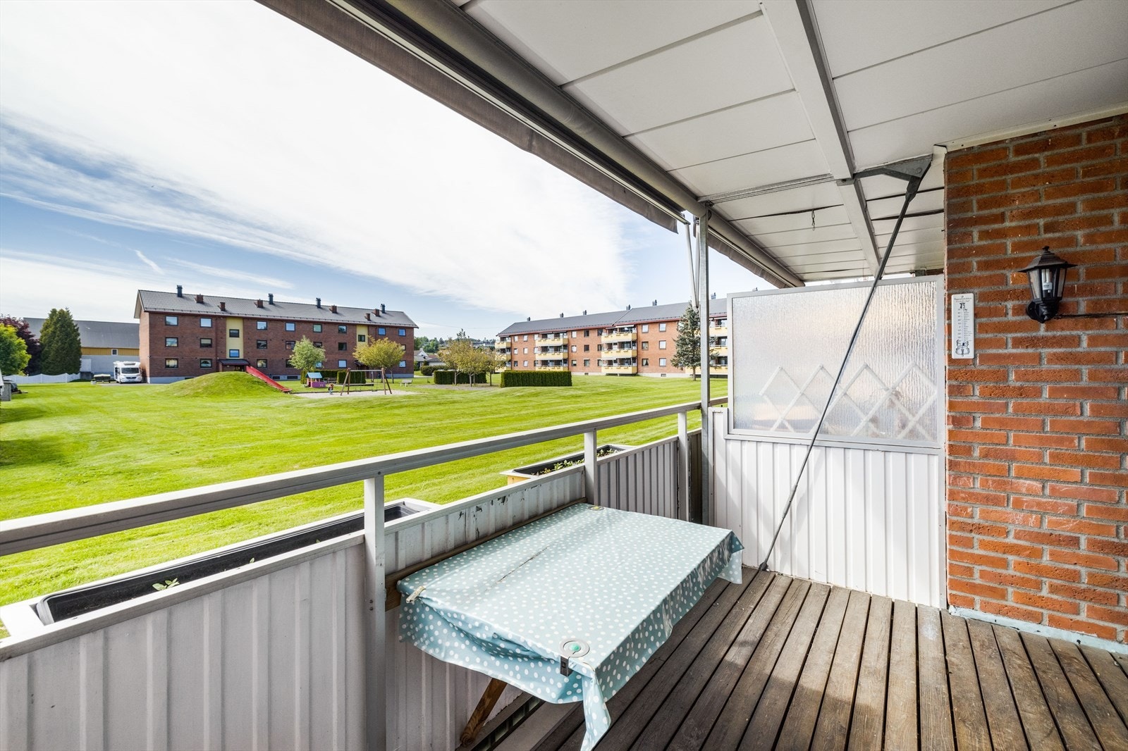 Her kan man sitte lunt til med utsyn til borettslagets hyggelige grøntområder med sittebenker og lekeplass. Galleribilde