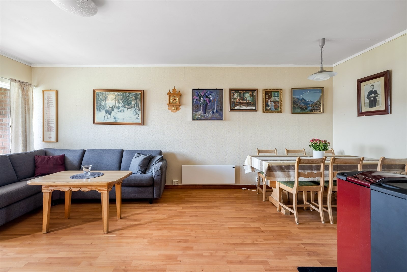 Det er store vindusflater ut mot balkongen hvor det også er balkongdør ut. Galleribilde